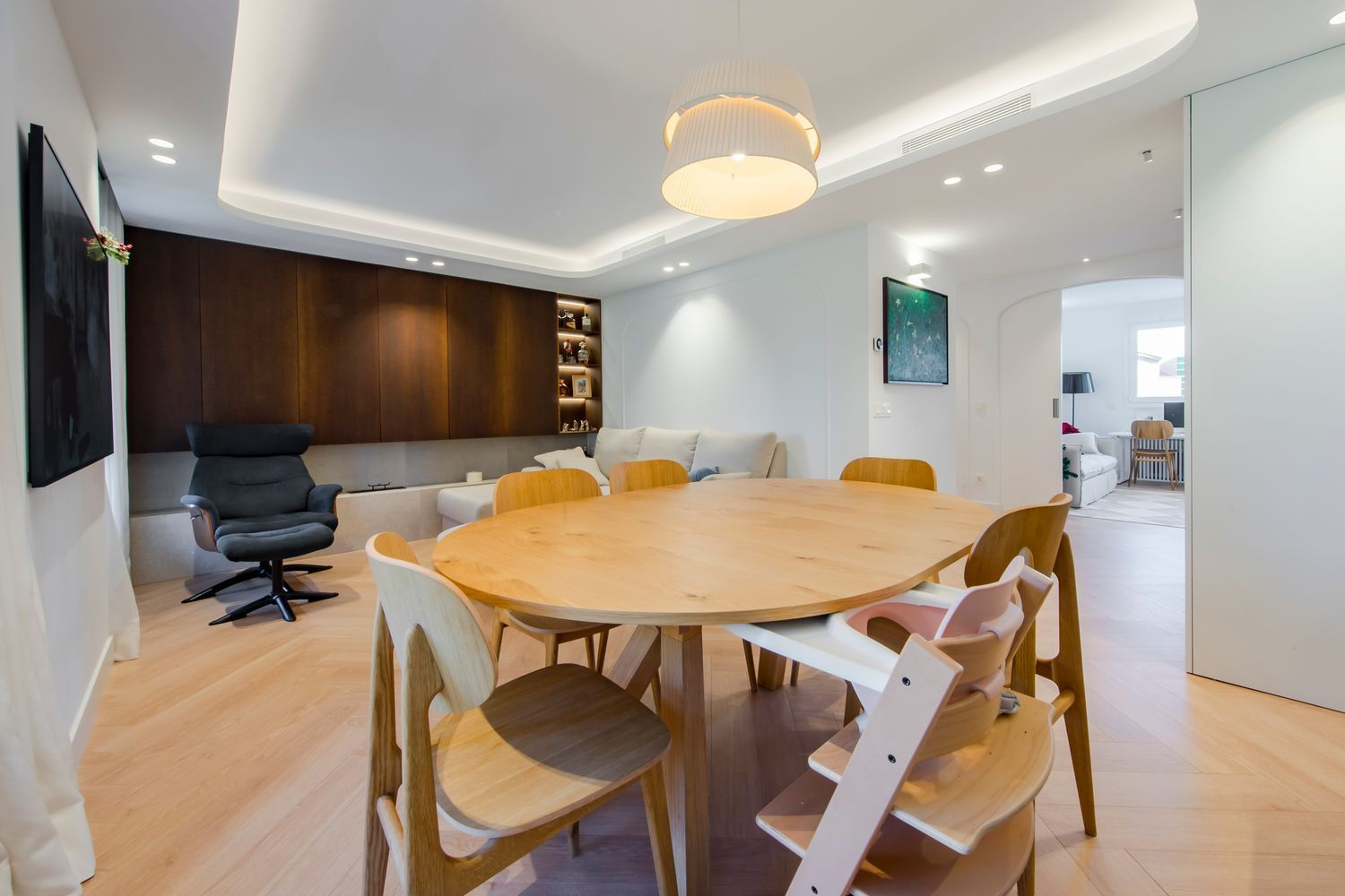 Natural stone, walnut finishes and all-day light in one of Chamartín’s finest areas