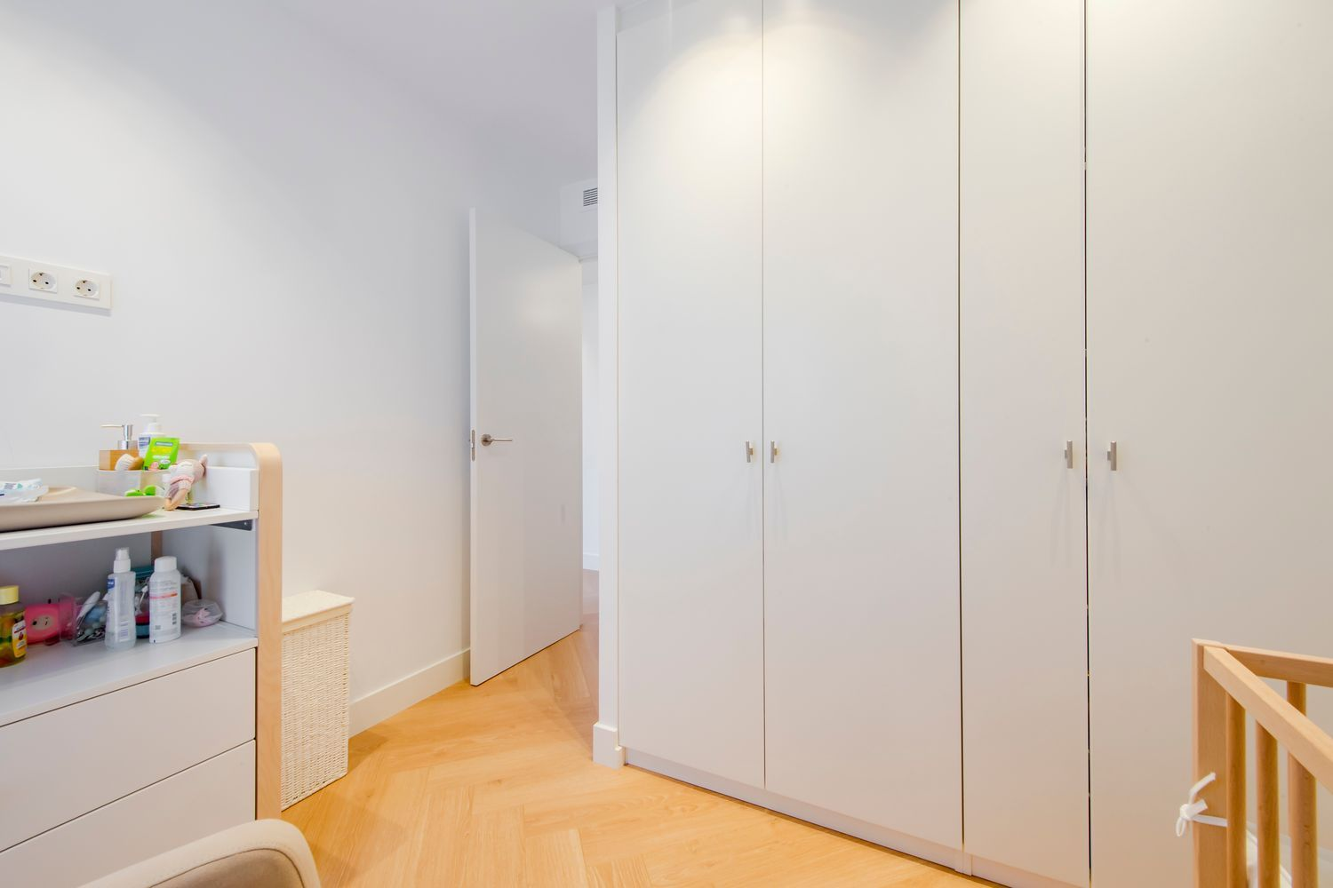 Natural stone, walnut finishes and all-day light in one of Chamartín’s finest areas