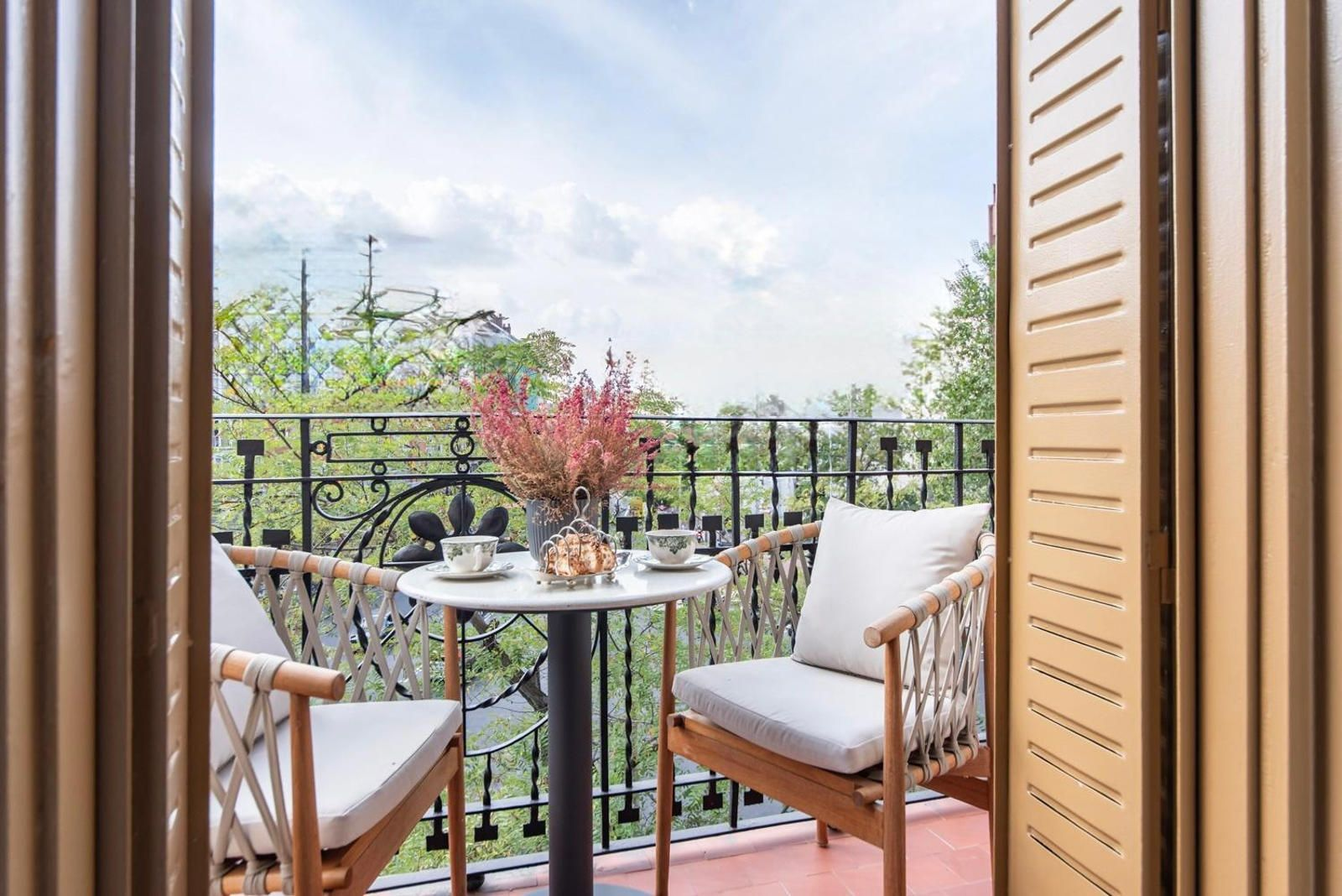 Seven balconies and timeless architecture in the elegant heart of Almagro