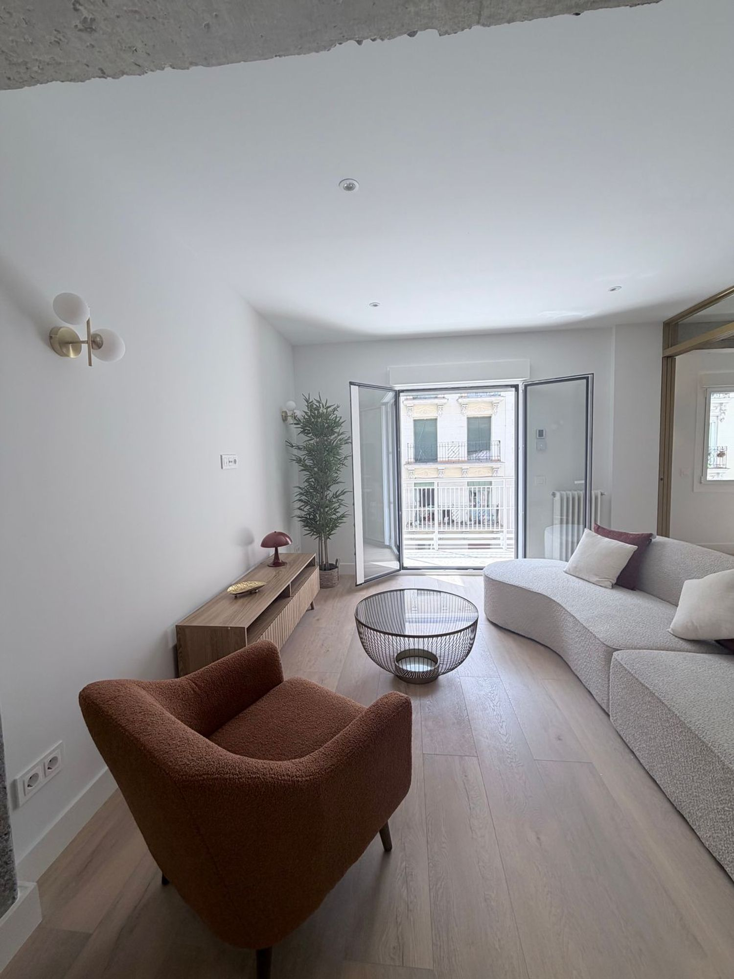 Three en-suite bedrooms and warm natural light in residential Trafalgar