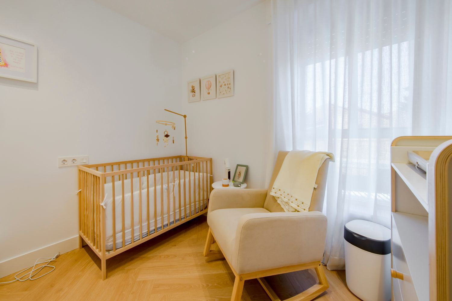 Natural stone, walnut finishes and all-day light in one of Chamartín’s finest areas