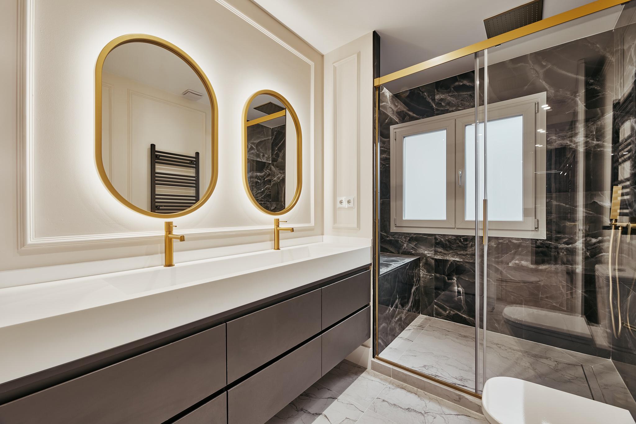 The light of a sixth-floor residence with the scale of a true family home