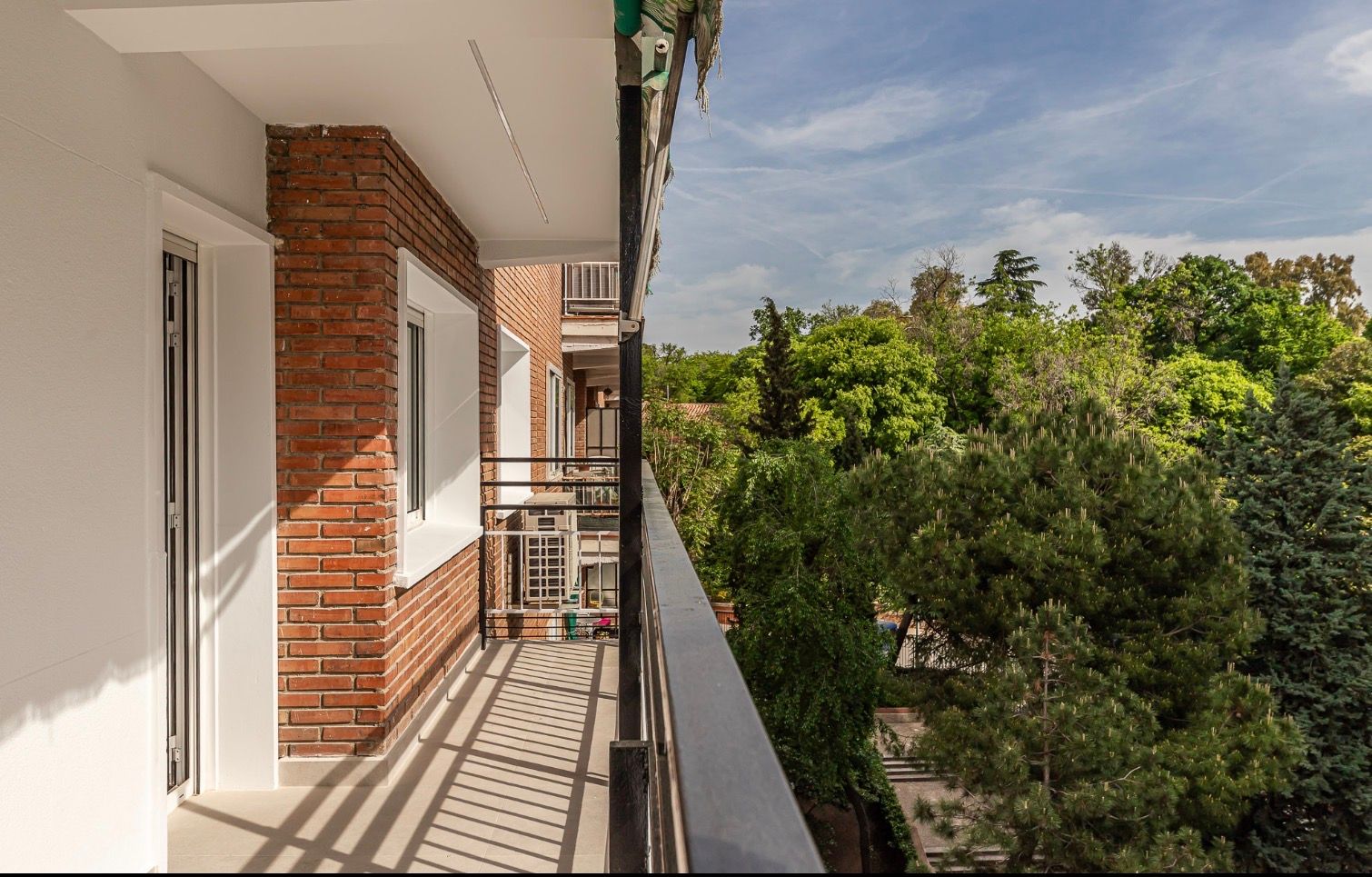 The elegance of living moments from Retiro Park in Jerónimos