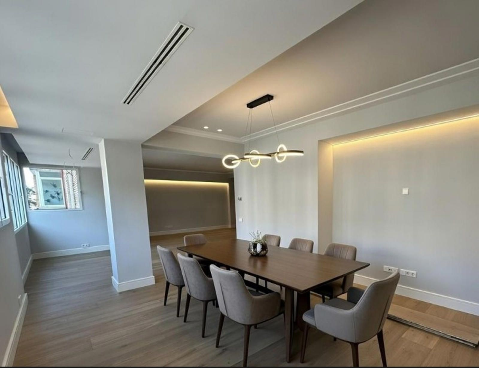 A contemporary Guindalera renovation designed for elevated family living