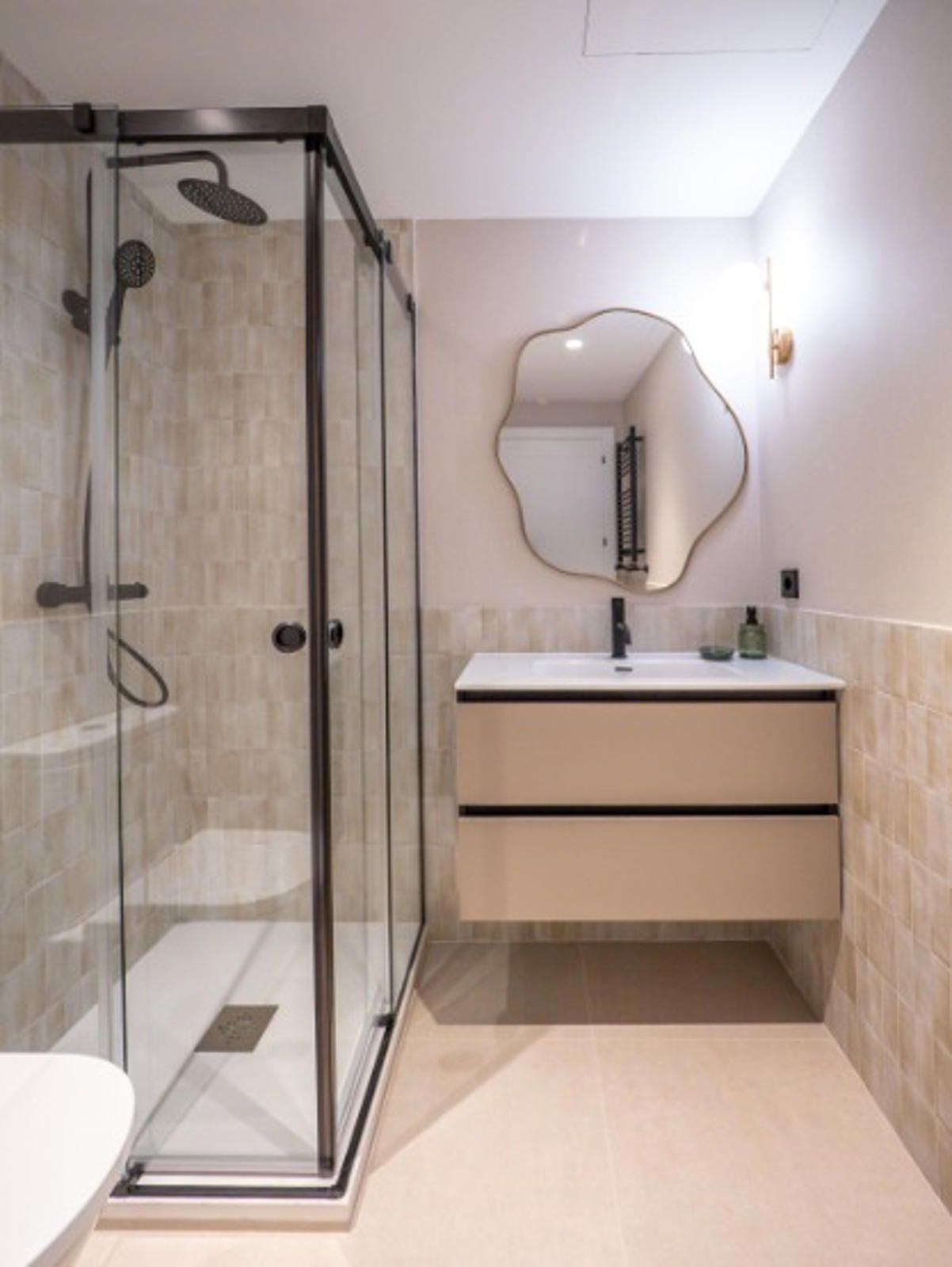 Renovated apartment in Cuatro Caminos with three bedrooms and premium finishes