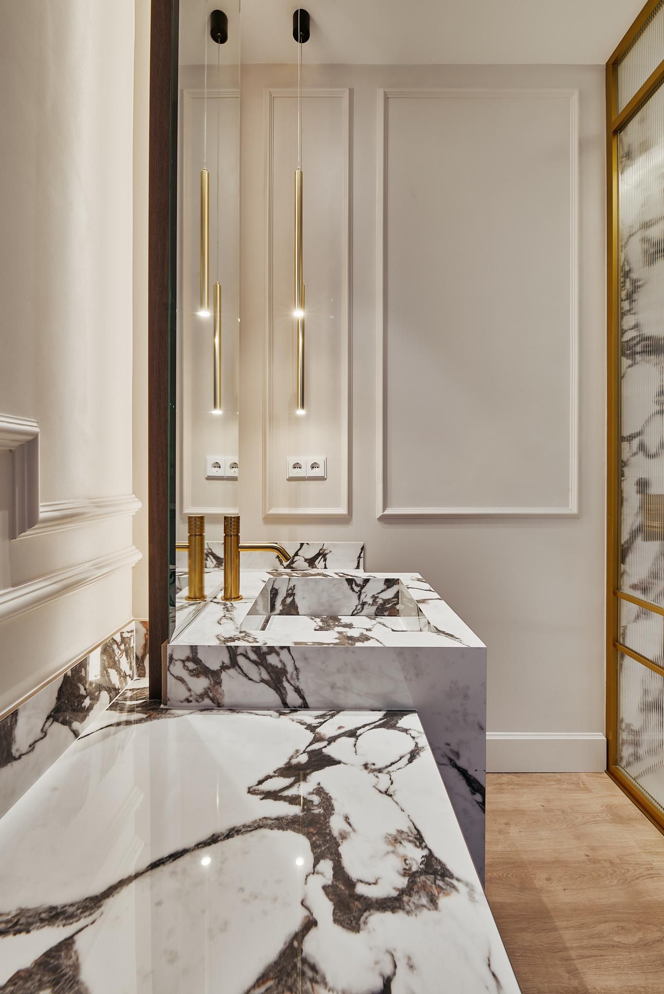 Luxury apartment in Justicia with four suites, dressing rooms and a historic building