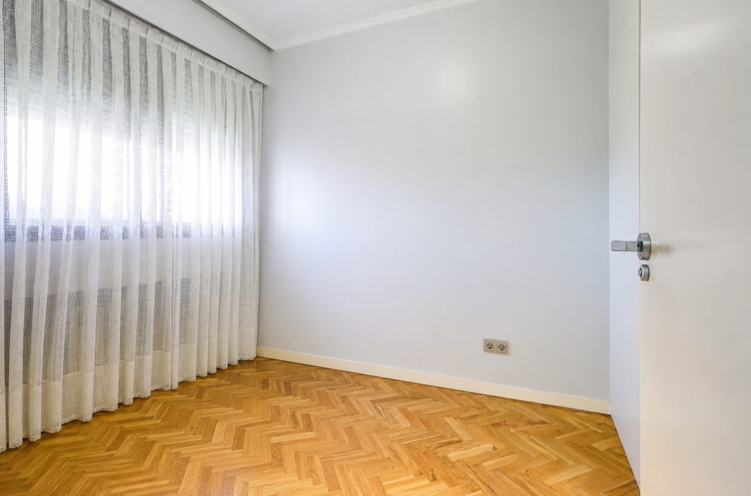 Height, natural light and private parking in Retiro