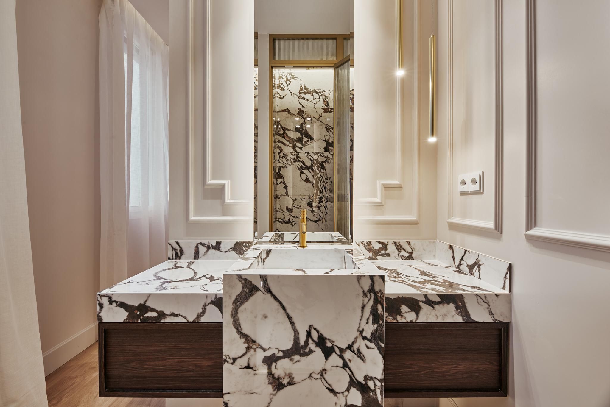 Luxury apartment in Justicia with four suites, dressing rooms and a historic building