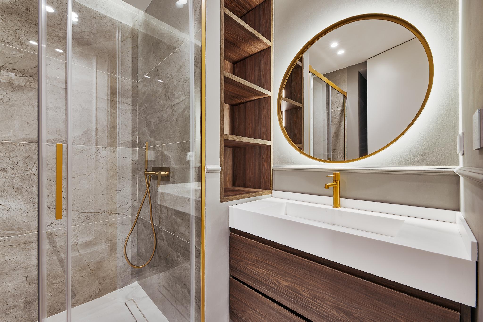 The light of a sixth-floor residence with the scale of a true family home