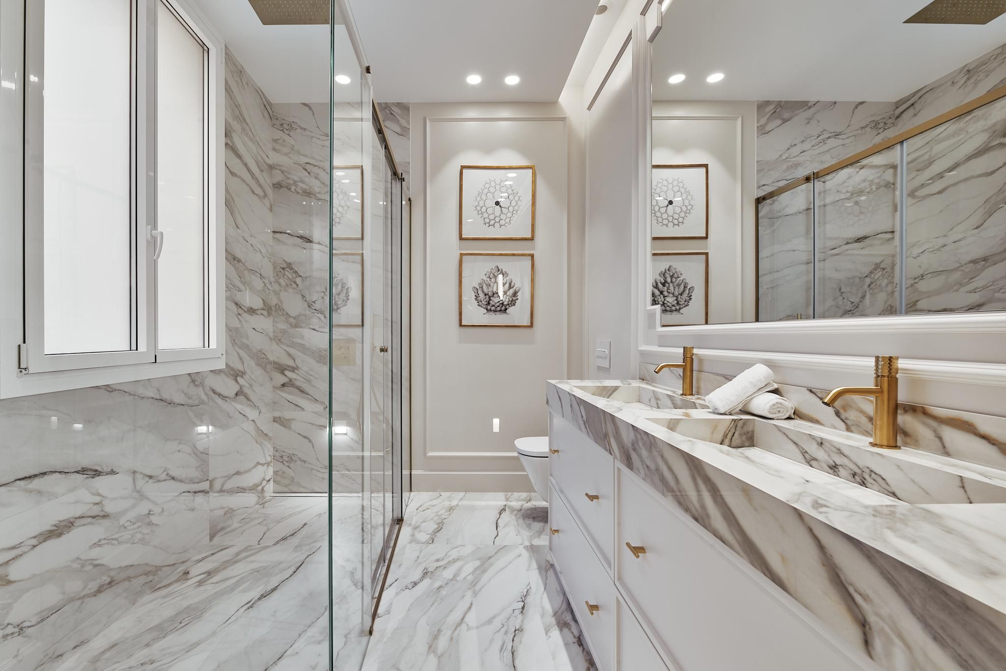 Luxury apartment in Justicia with four suites, dressing rooms and a historic building