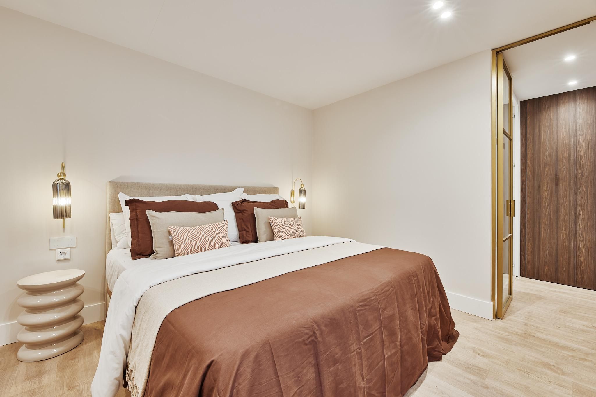 The light of a sixth-floor residence with the scale of a true family home