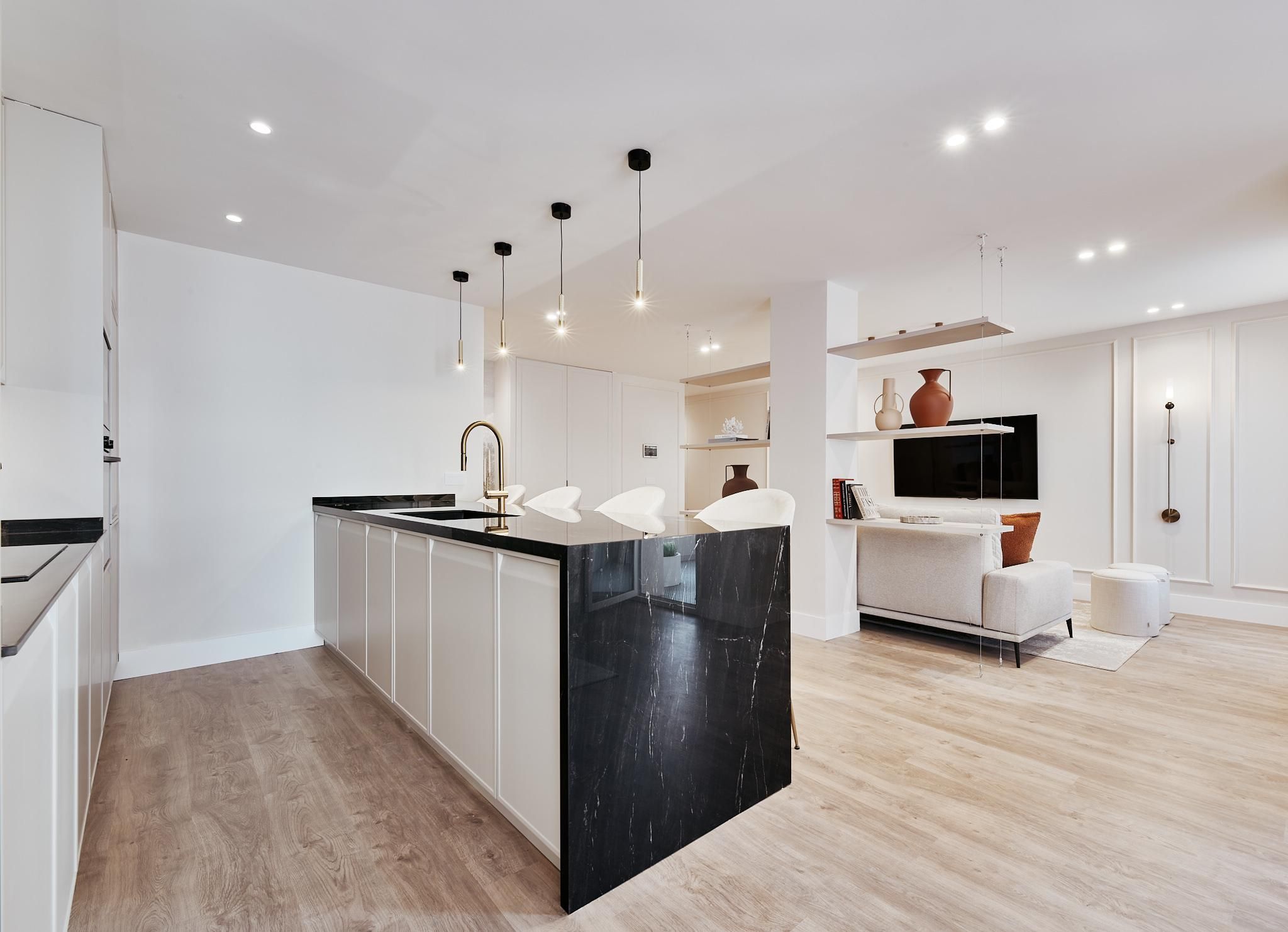 The light of a sixth-floor residence with the scale of a true family home