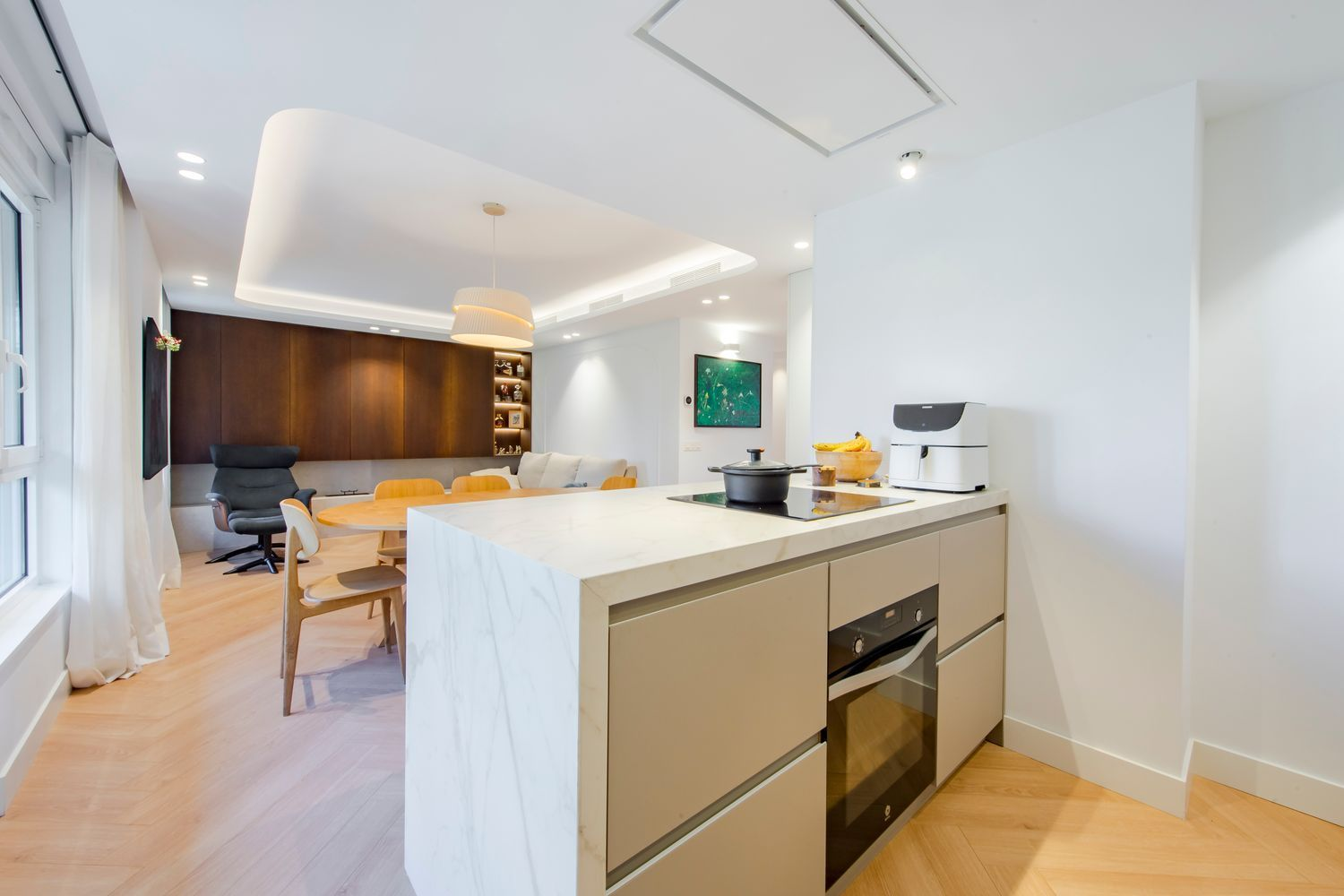 Natural stone, walnut finishes and all-day light in one of Chamartín’s finest areas