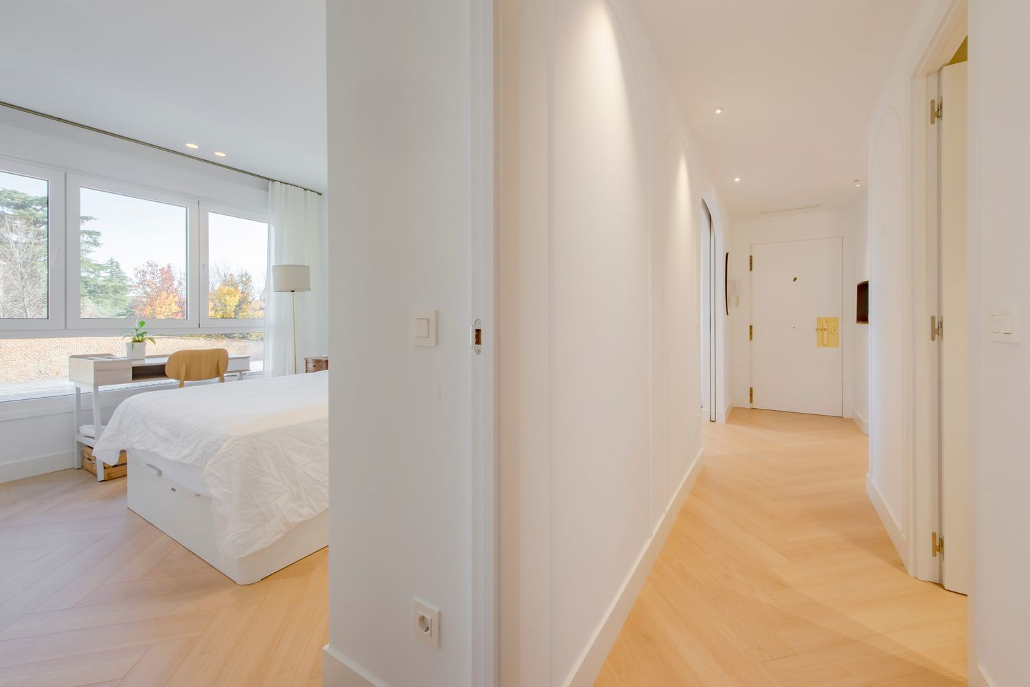 Natural stone, walnut finishes and all-day light in one of Chamartín’s finest areas