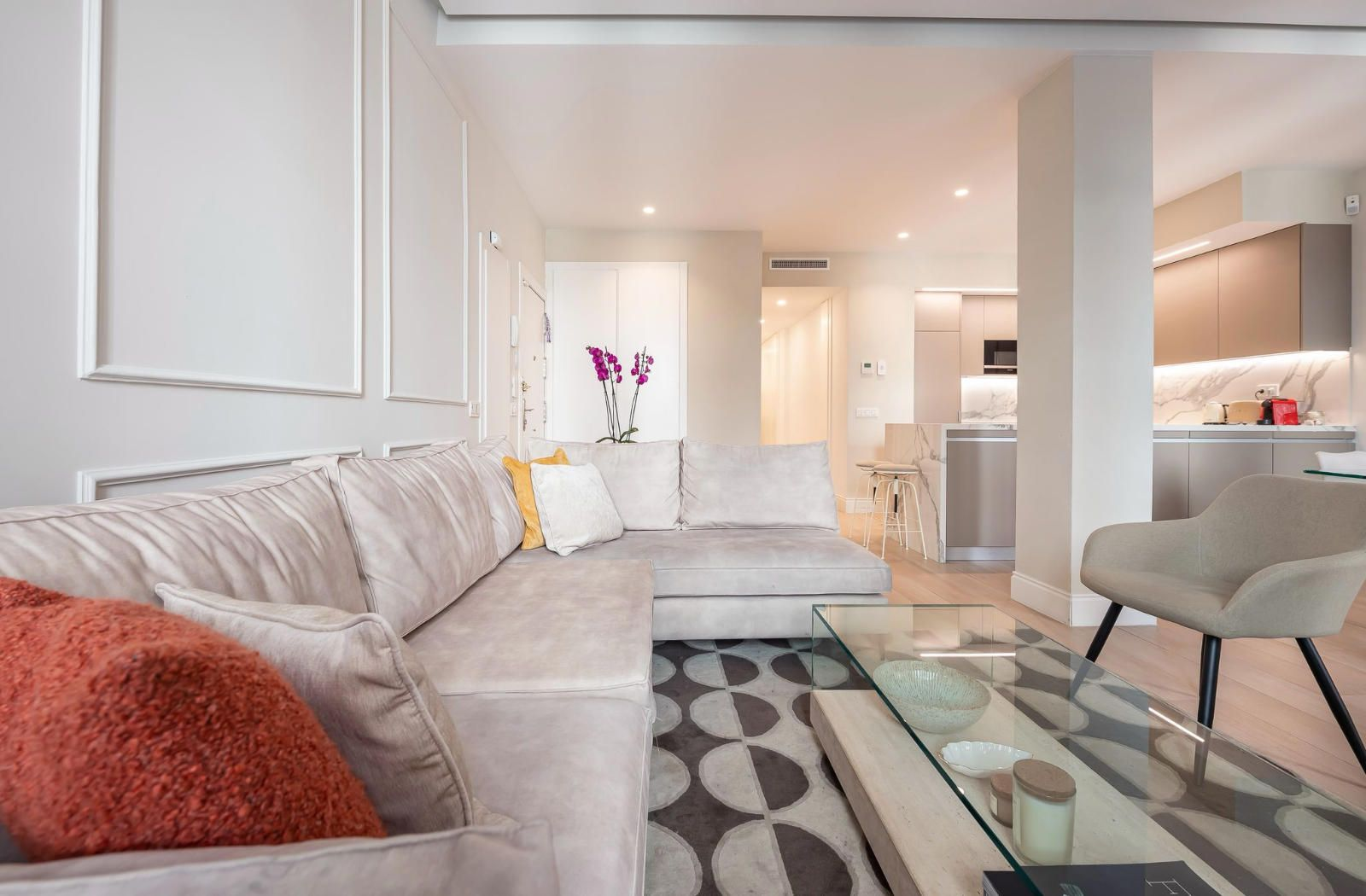 A contemporary residence designed for effortless living in Recoletos