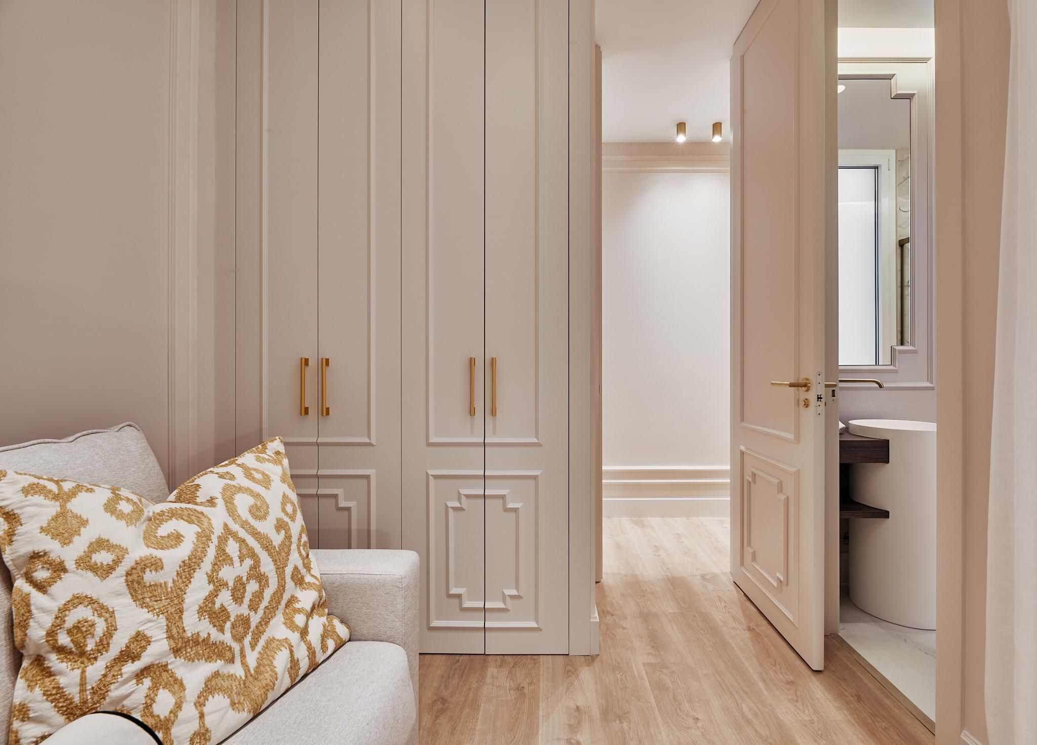 Luxury apartment in Justicia with four suites, dressing rooms and a historic building