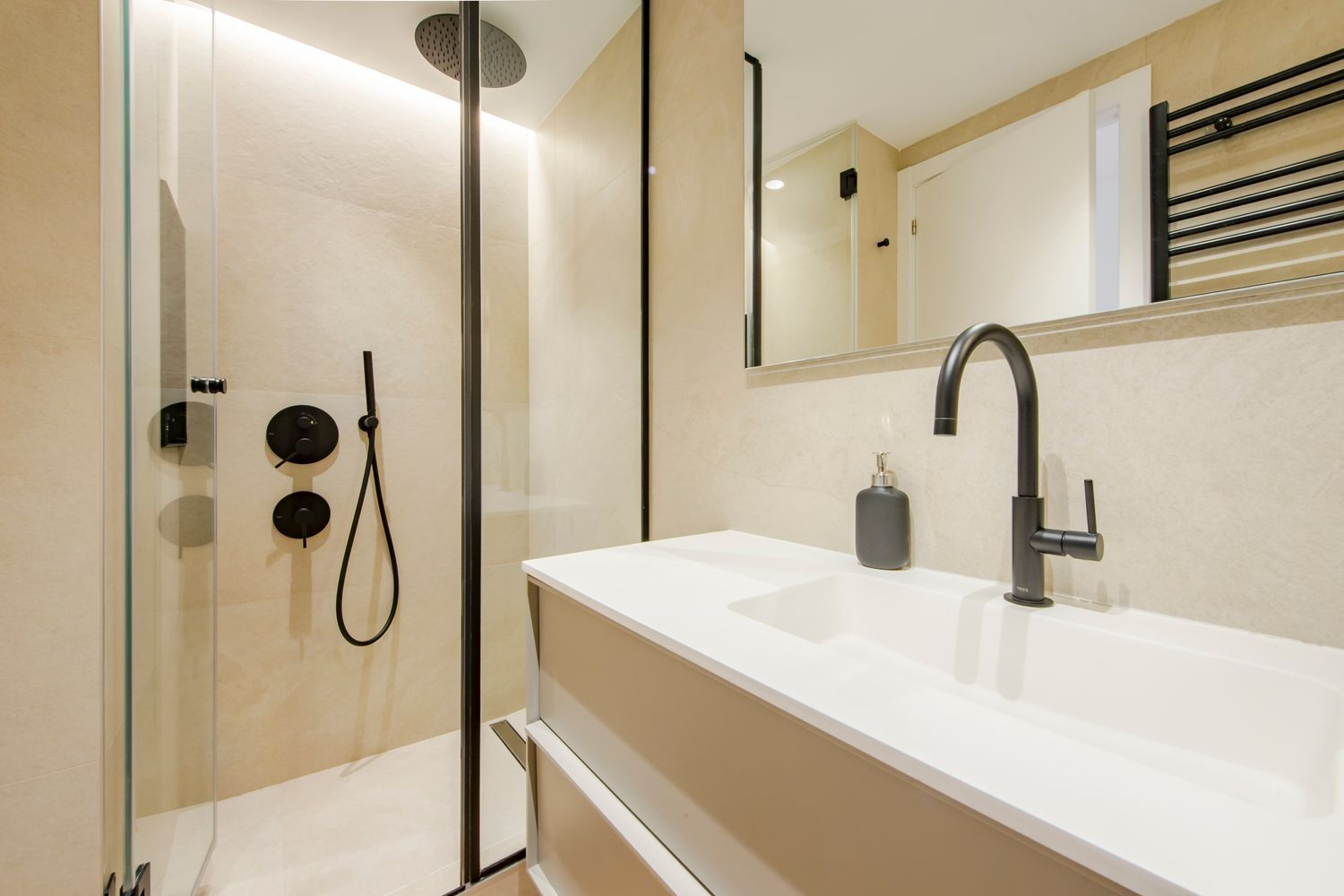 Natural stone, walnut finishes and all-day light in one of Chamartín’s finest areas