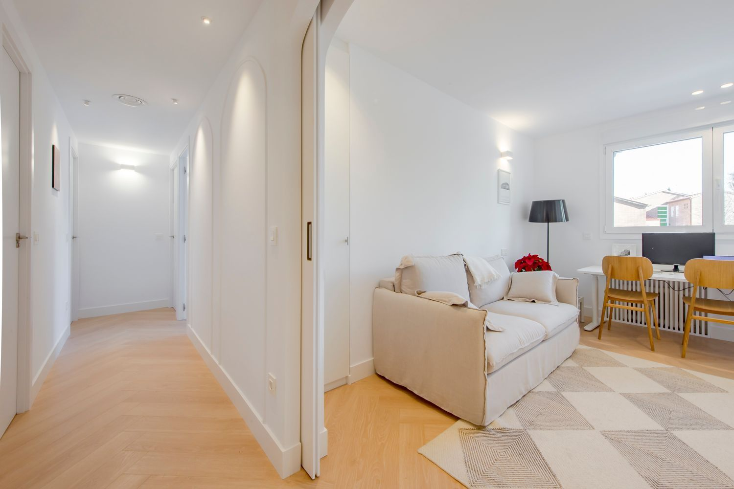 Natural stone, walnut finishes and all-day light in one of Chamartín’s finest areas