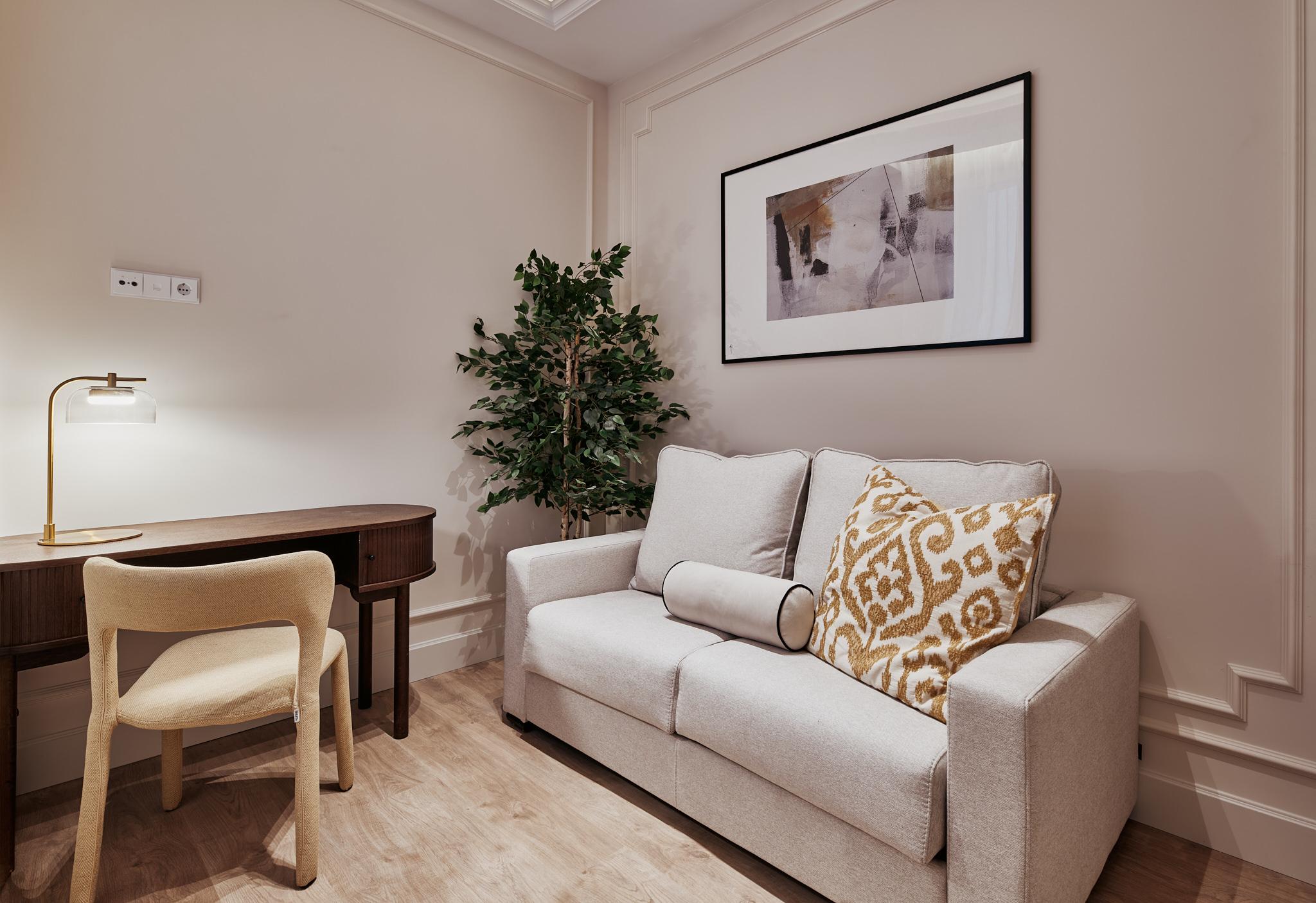 Luxury apartment in Justicia with four suites, dressing rooms and a historic building