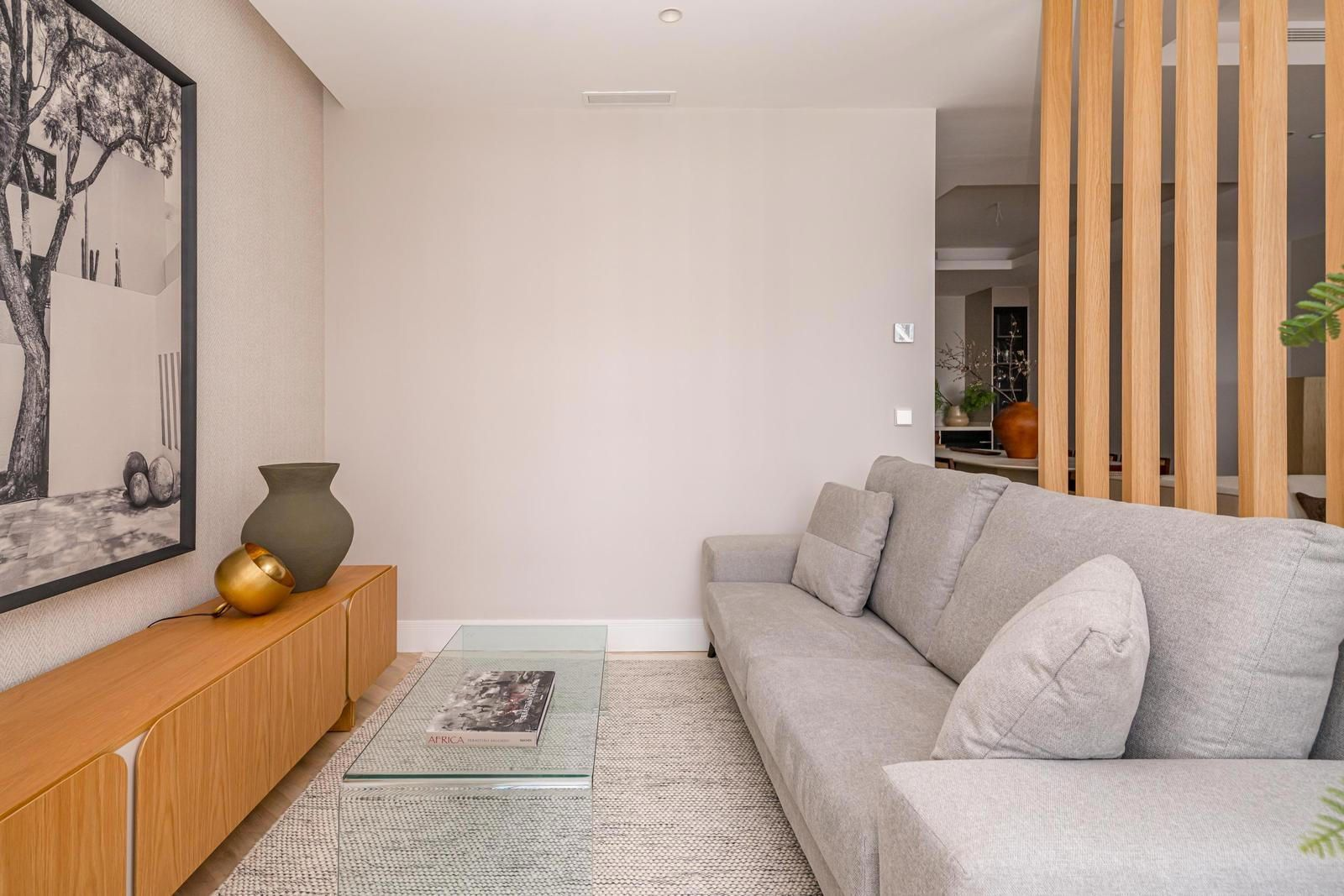 Morning light and generous proportions in Castellana’s most refined residential setting
