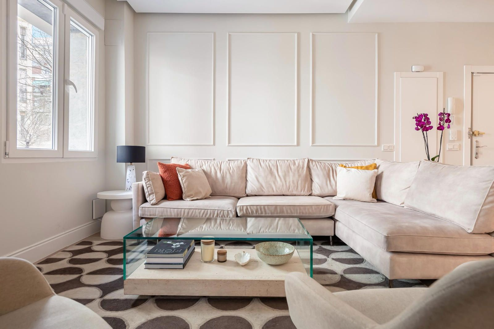 A contemporary residence designed for effortless living in Recoletos