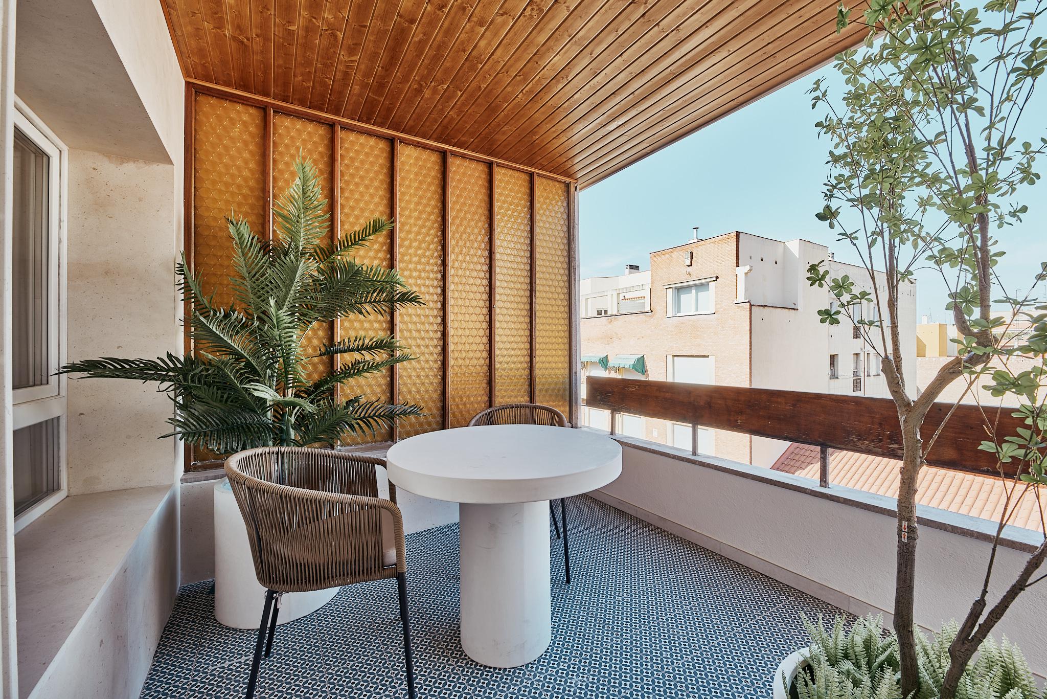 The light of a sixth-floor residence with the scale of a true family home