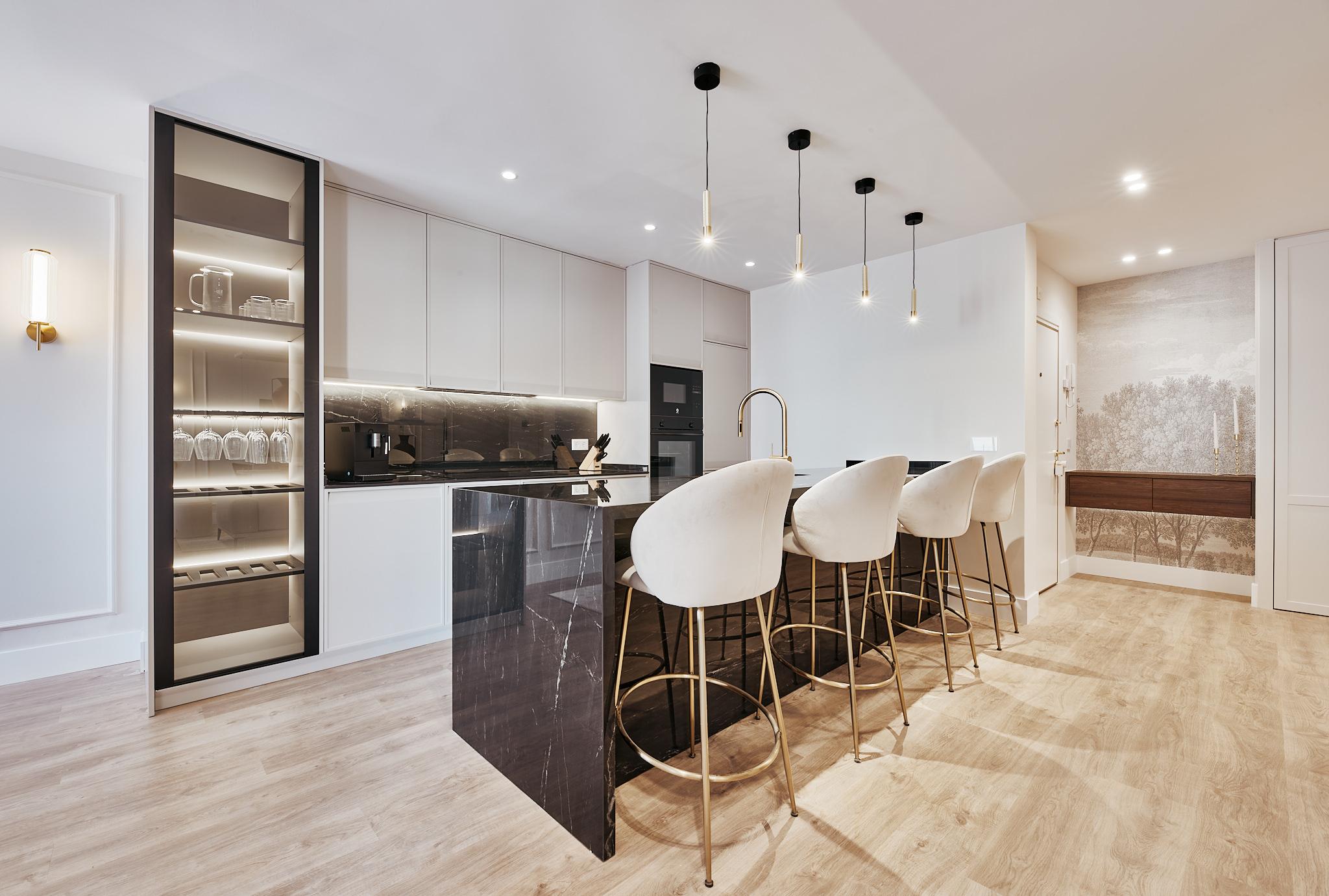 The light of a sixth-floor residence with the scale of a true family home