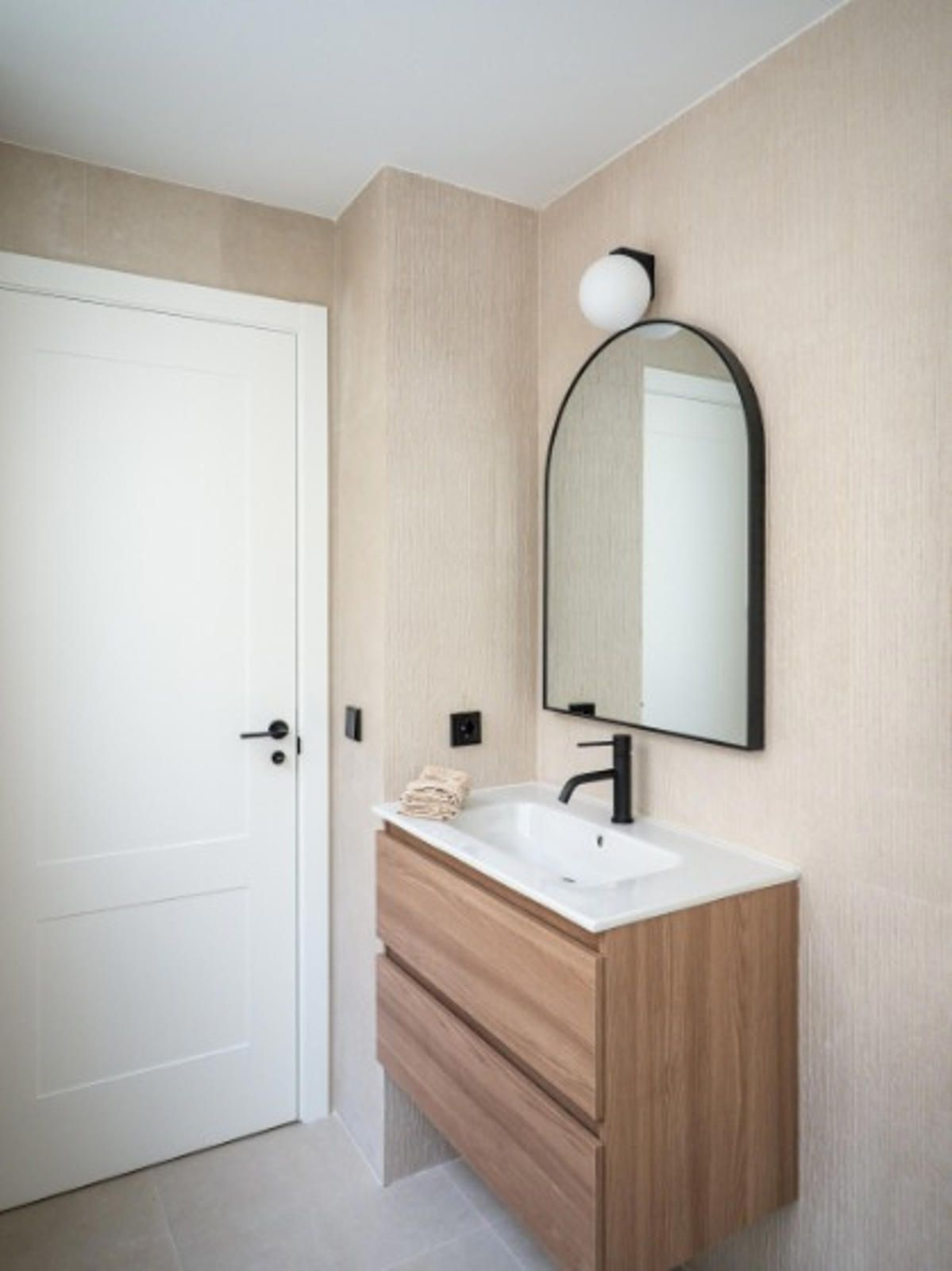 Renovated apartment in Cuatro Caminos with three bedrooms and premium finishes