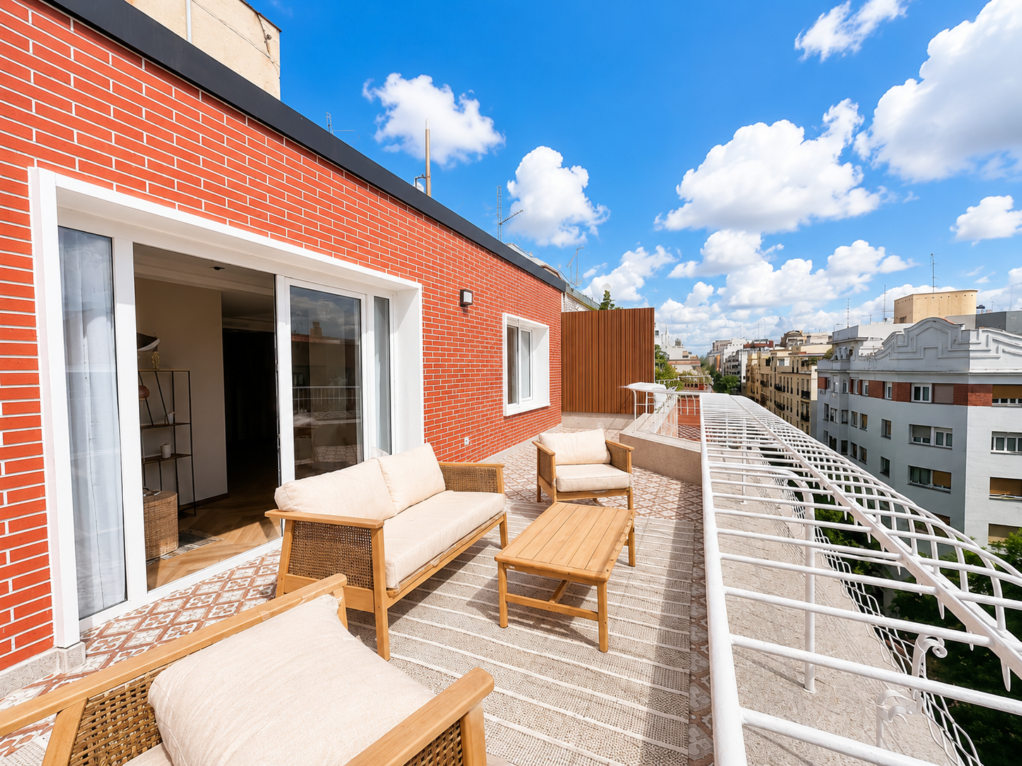 Ático con terraza privada y luz de tarde en Goya