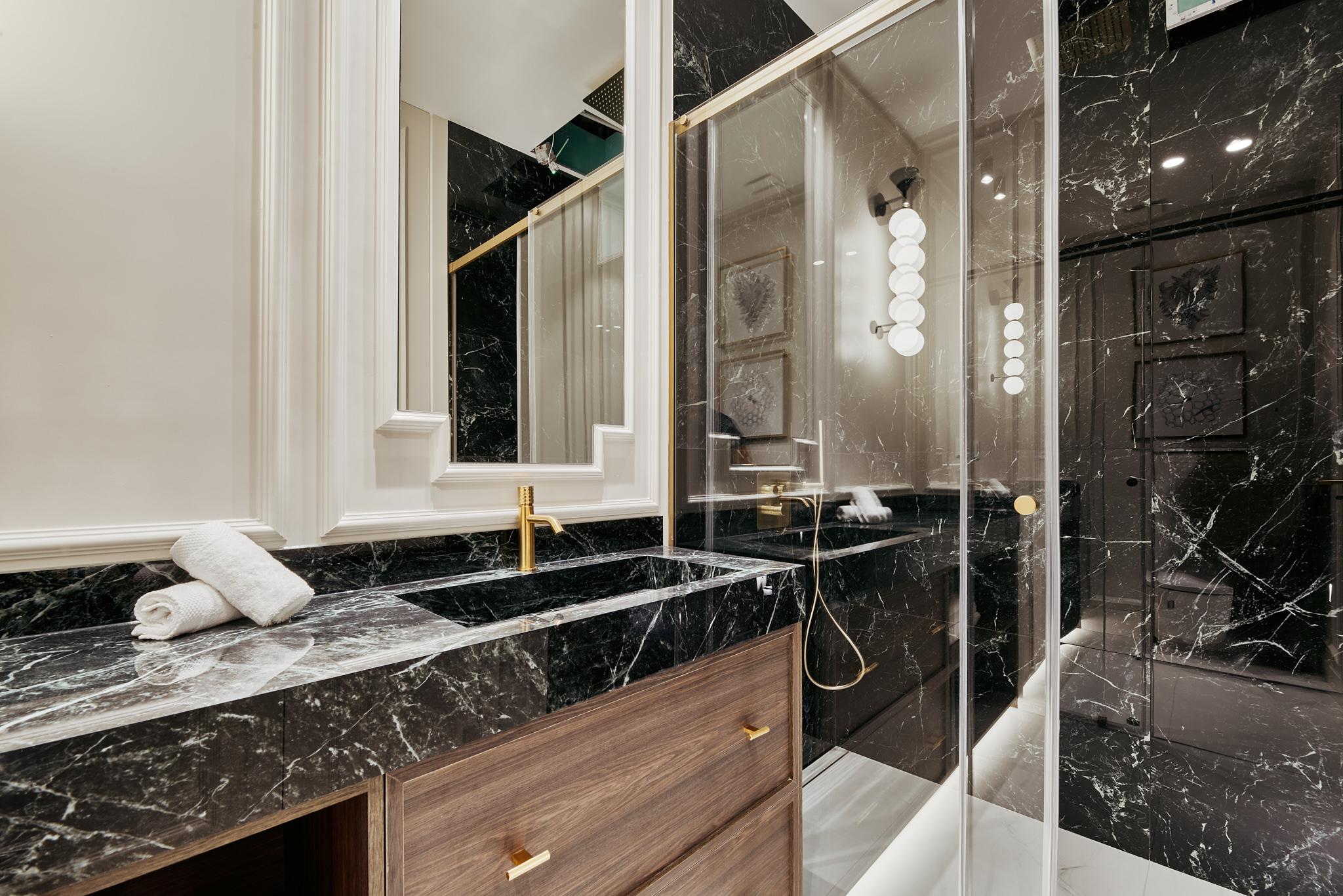 Luxury apartment in Justicia with four suites, dressing rooms and a historic building