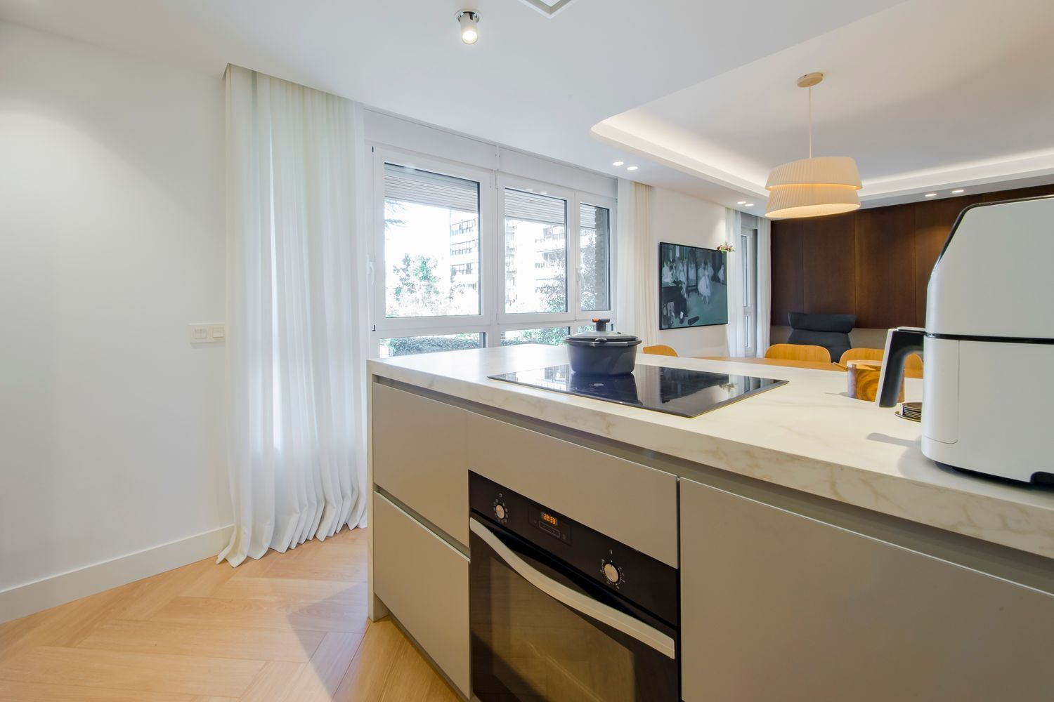 Natural stone, walnut finishes and all-day light in one of Chamartín’s finest areas