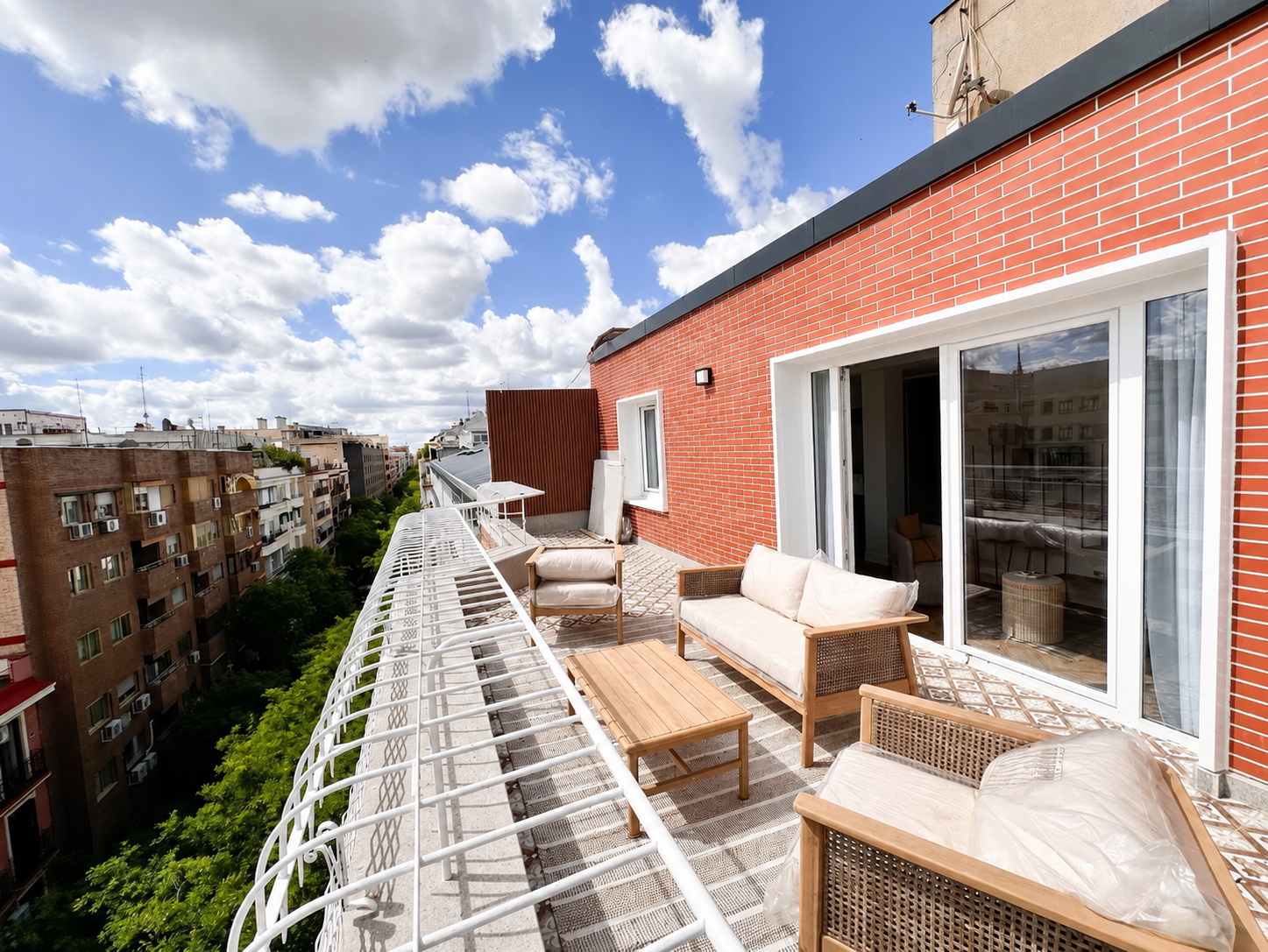 Ático con terraza privada y luz de tarde en Goya