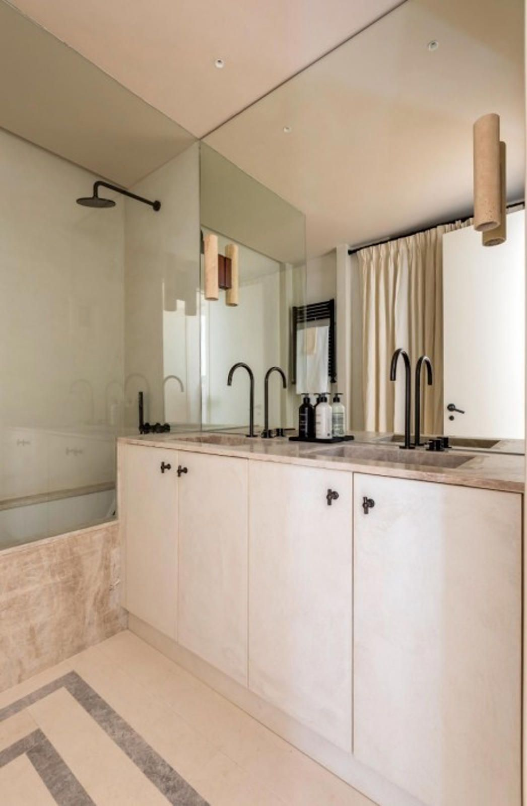 Spacious living, private terrace and refined city life in Castellana’s most elegant setting