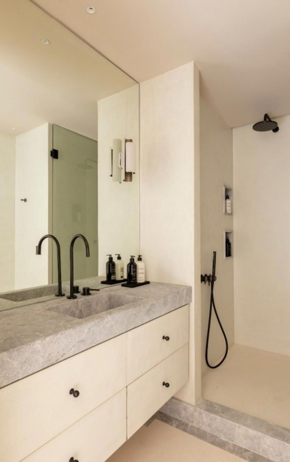 Spacious living, private terrace and refined city life in Castellana’s most elegant setting