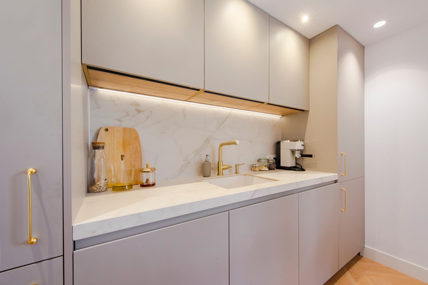 Natural stone, walnut finishes and all-day light in one of Chamartín’s finest areas