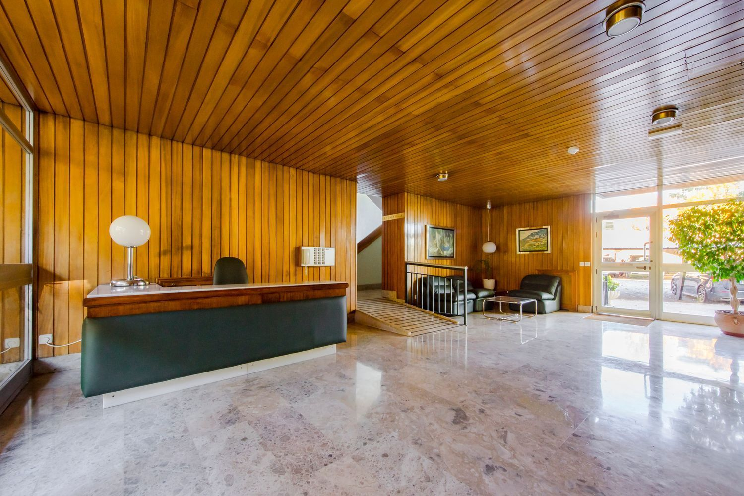 Natural stone, walnut finishes and all-day light in one of Chamartín’s finest areas