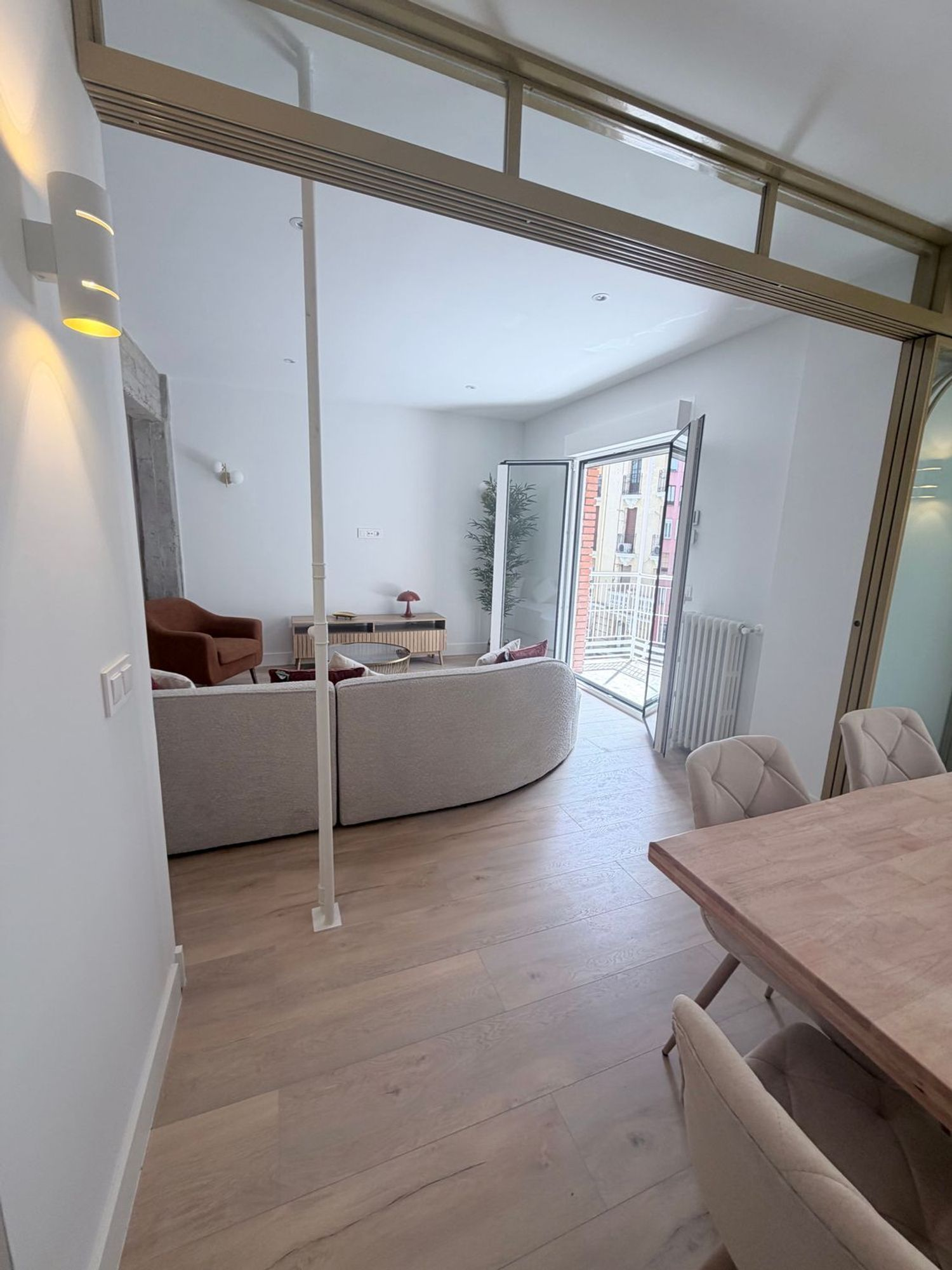 Three en-suite bedrooms and warm natural light in residential Trafalgar