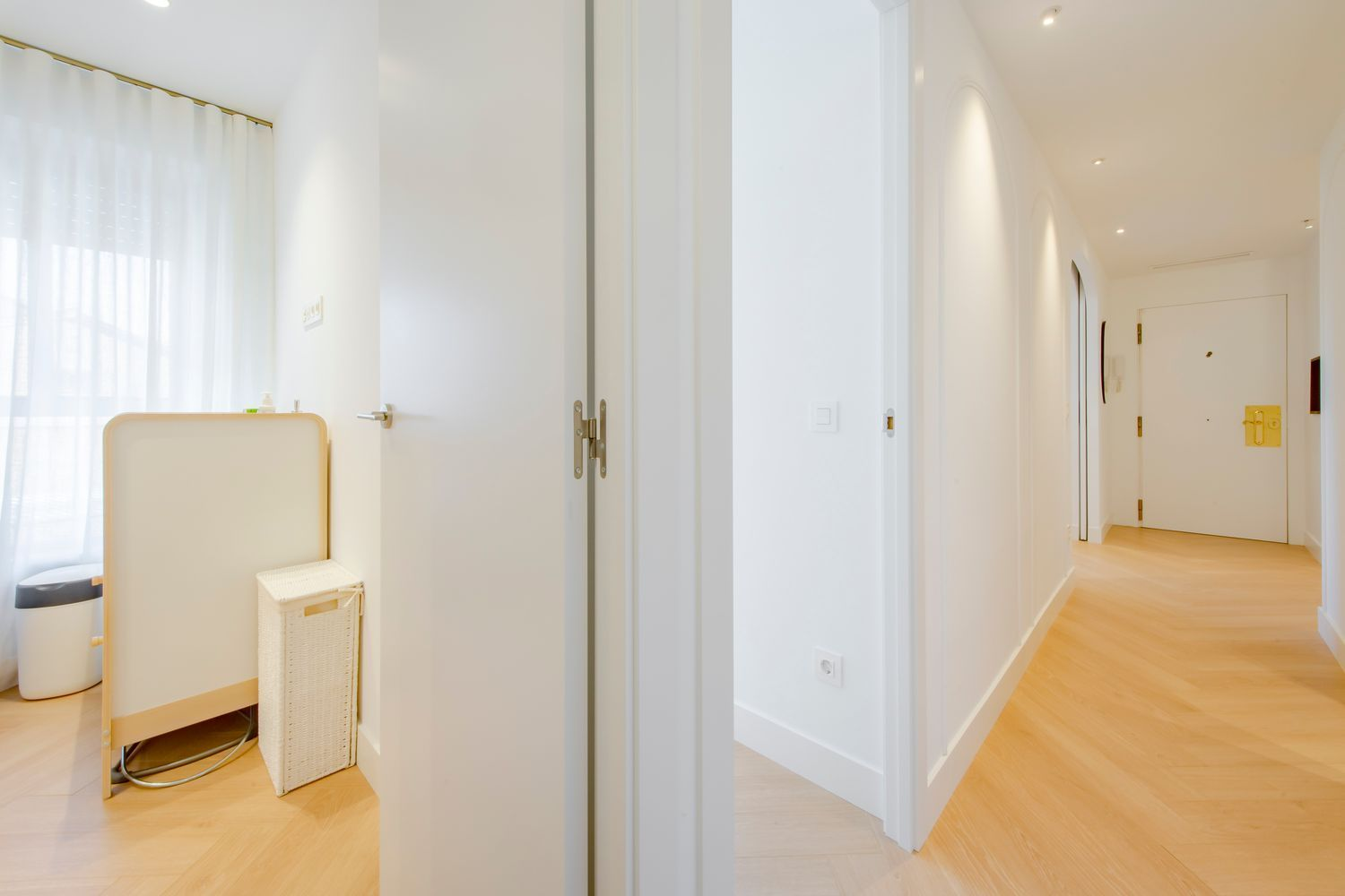 Natural stone, walnut finishes and all-day light in one of Chamartín’s finest areas