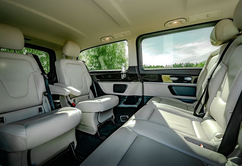 Mercedes-Benz V-Class Luxury Van — view 6