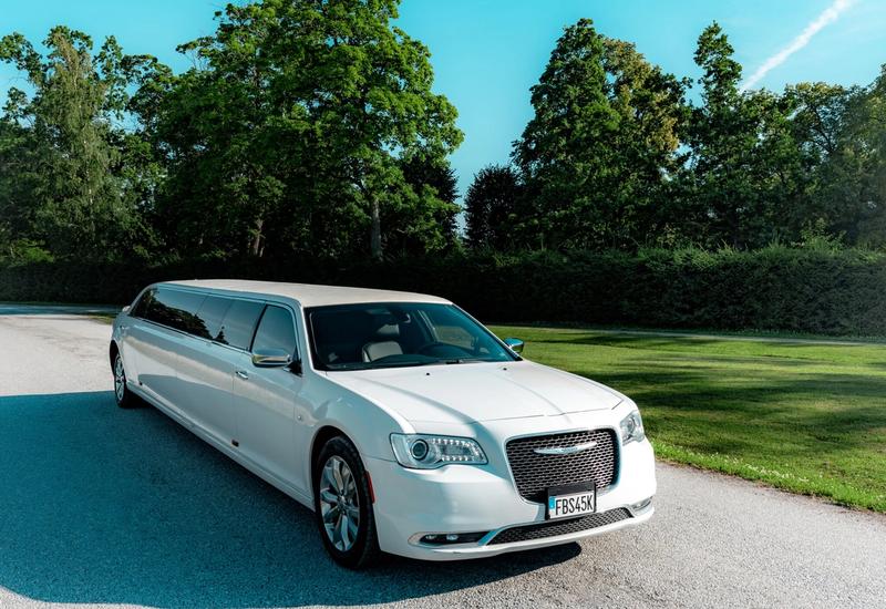 Chrysler 300 Stretch Limousine — view 2