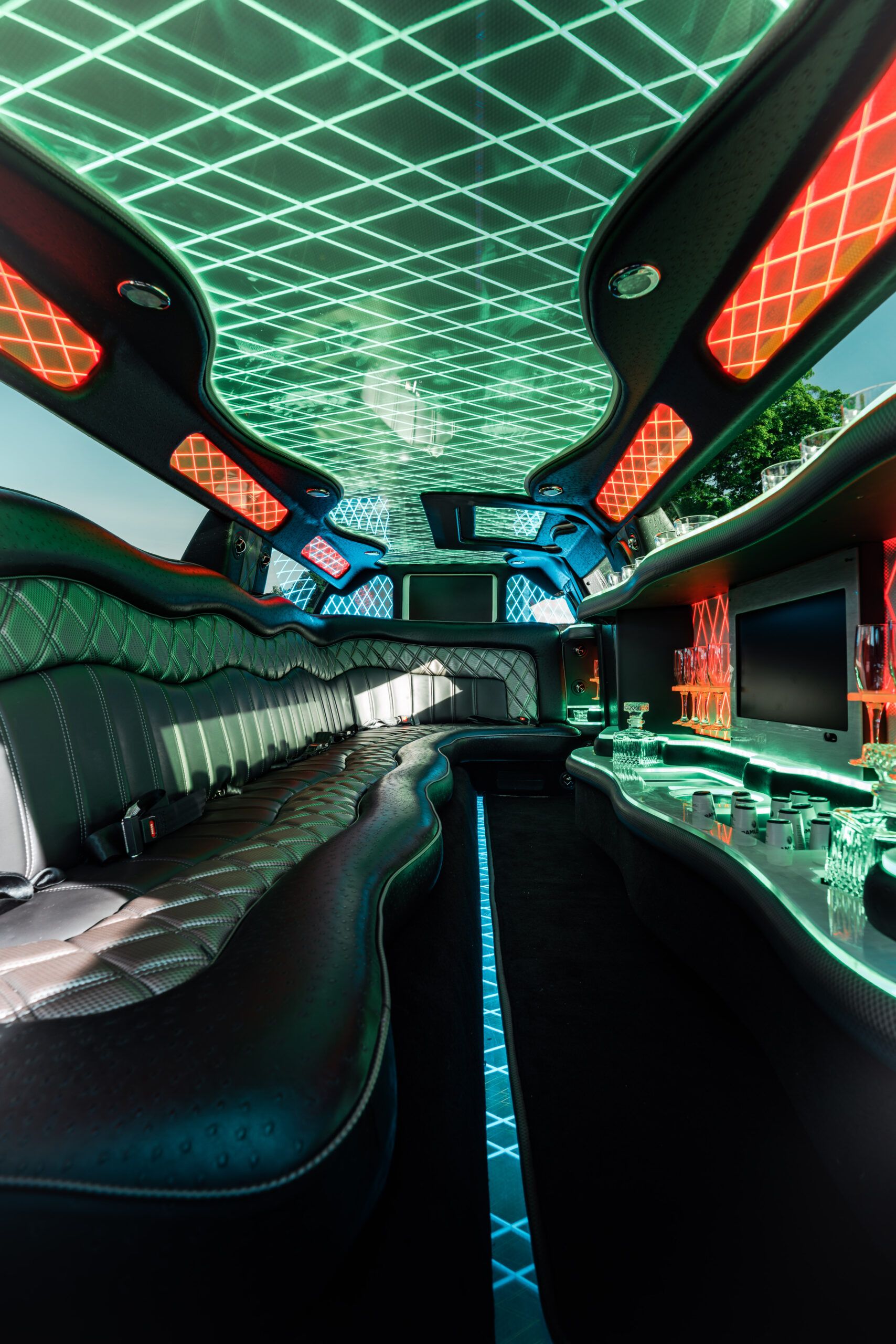 Chrysler 300 Stretch Limousine — view 4
