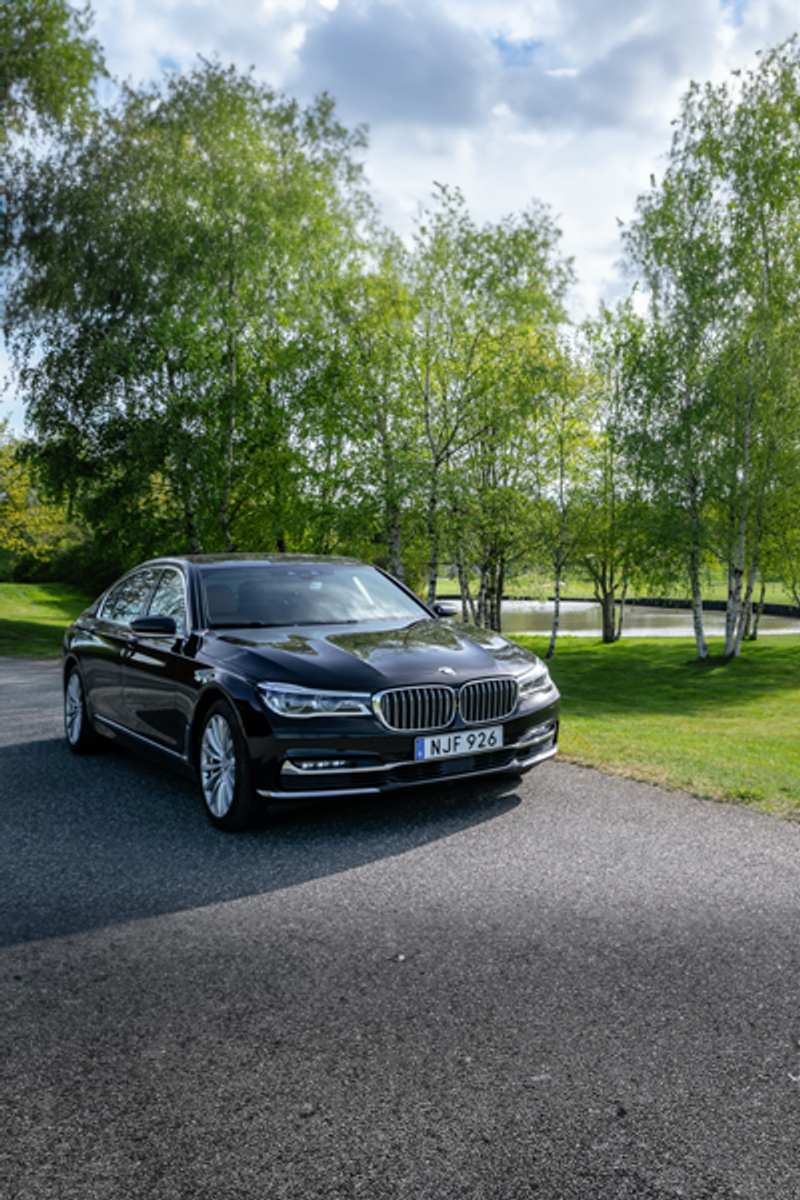 BMW 7 Series — view 2