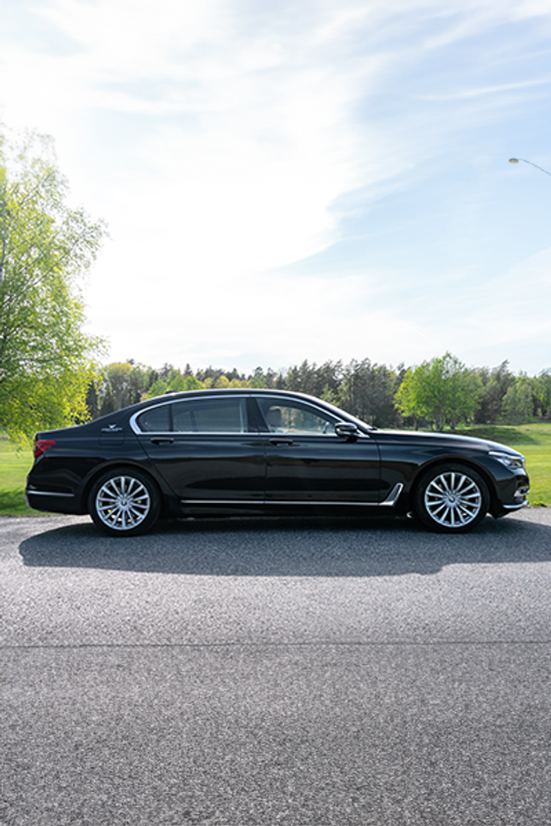 BMW 7 Series — view 3