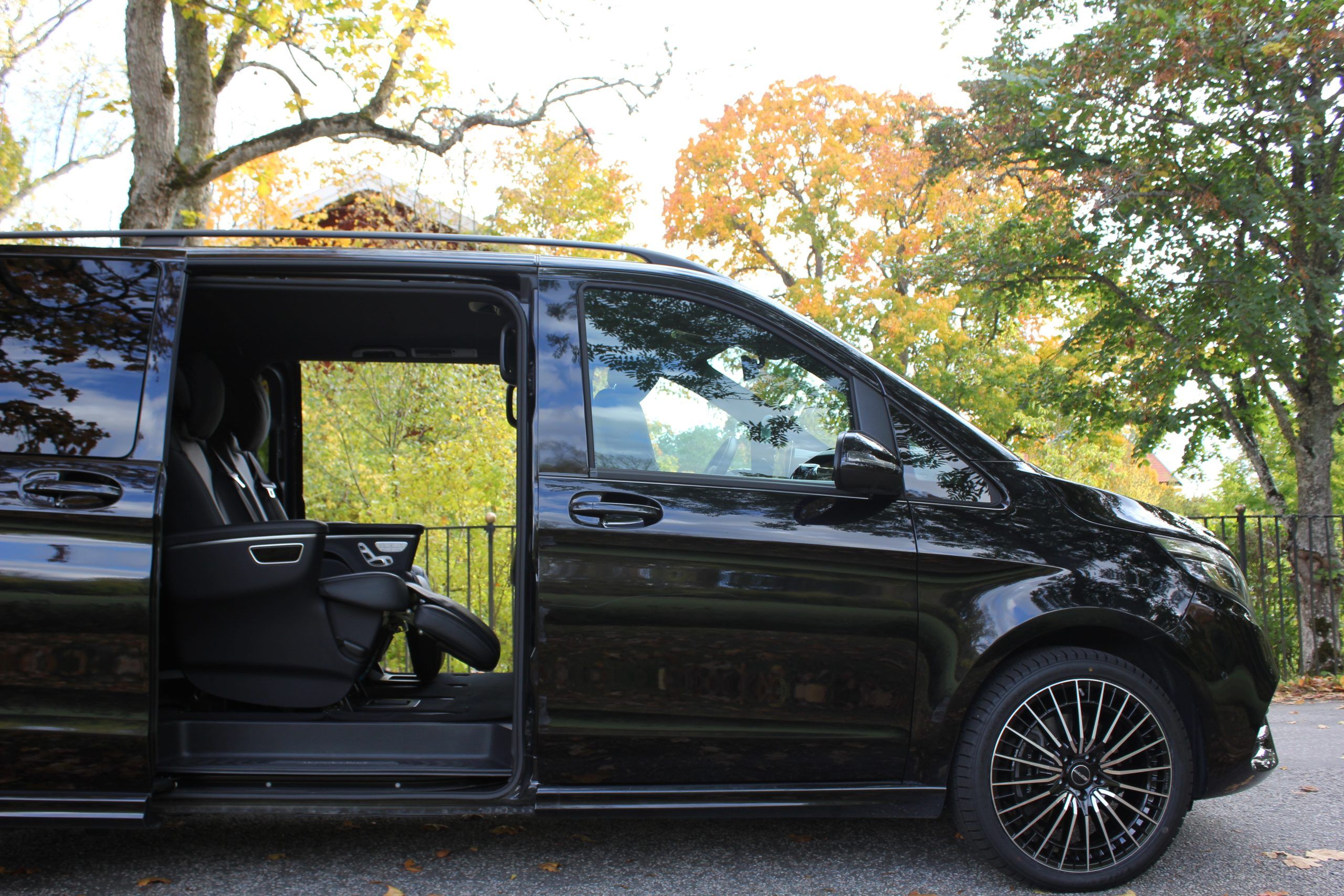 Mercedes-Benz V-Class Luxury Van — view 3