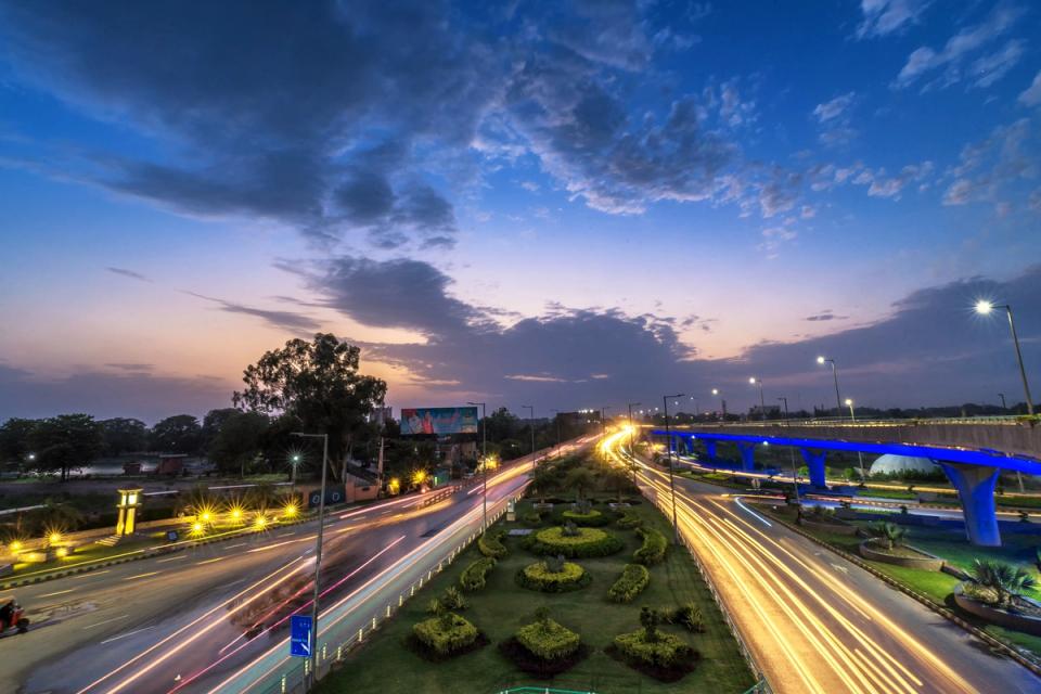 Evening traffic at the Jhal flyover, Faisalabad