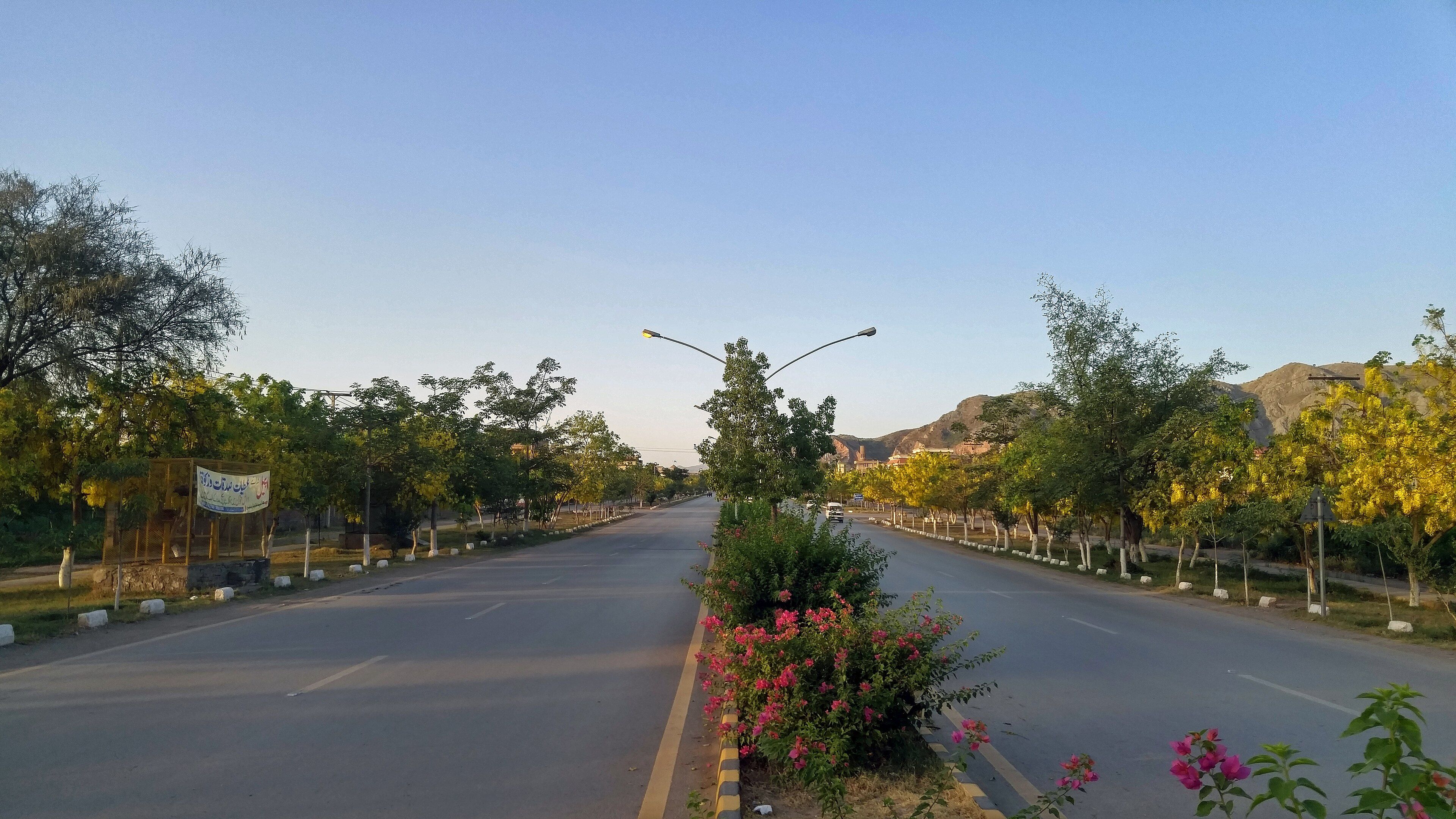 A road in Phase 6, Hayatabad, Peshawar