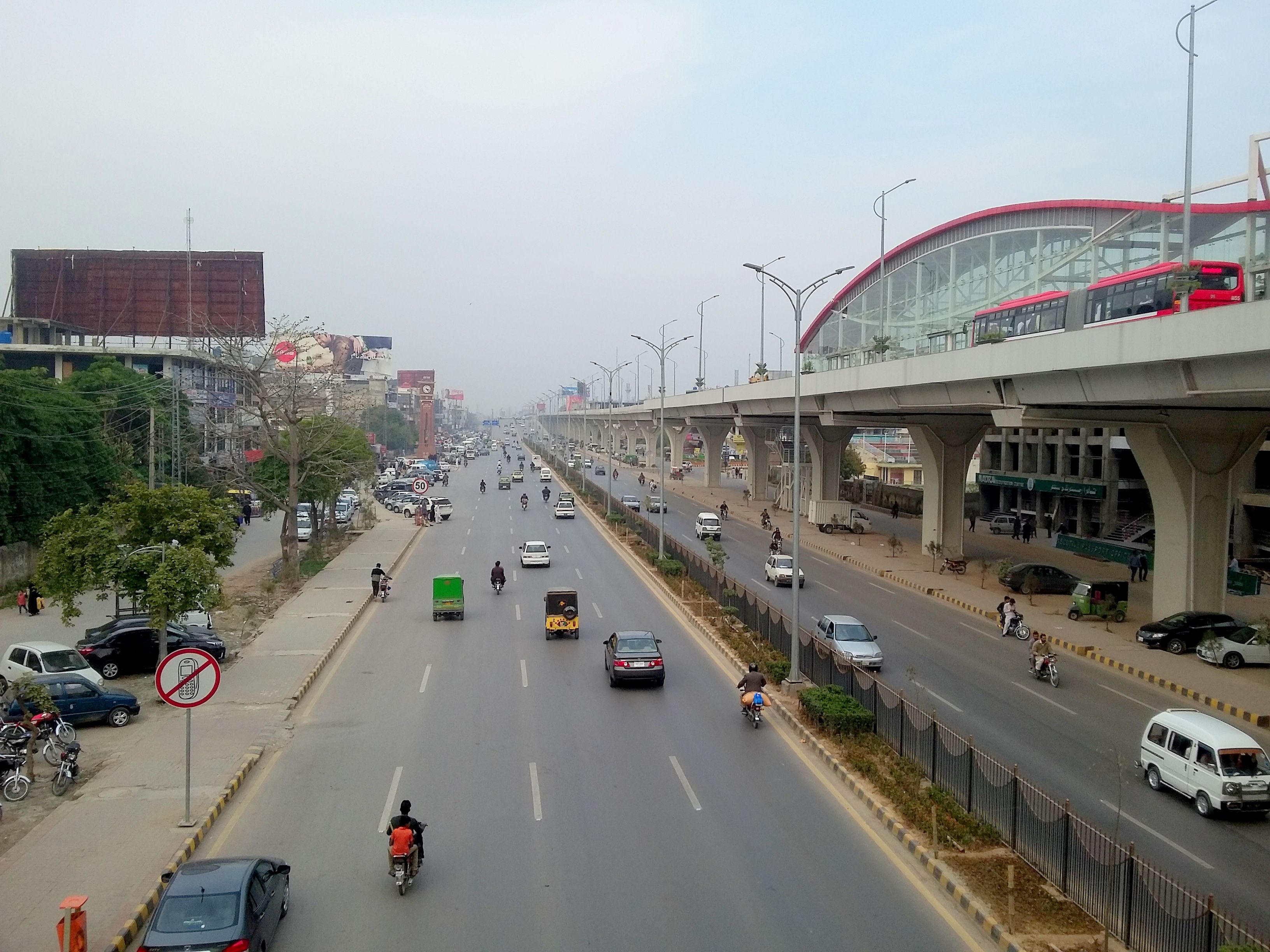 Traffic on Murree Road, Rawalpindi, beside the Metrobus track