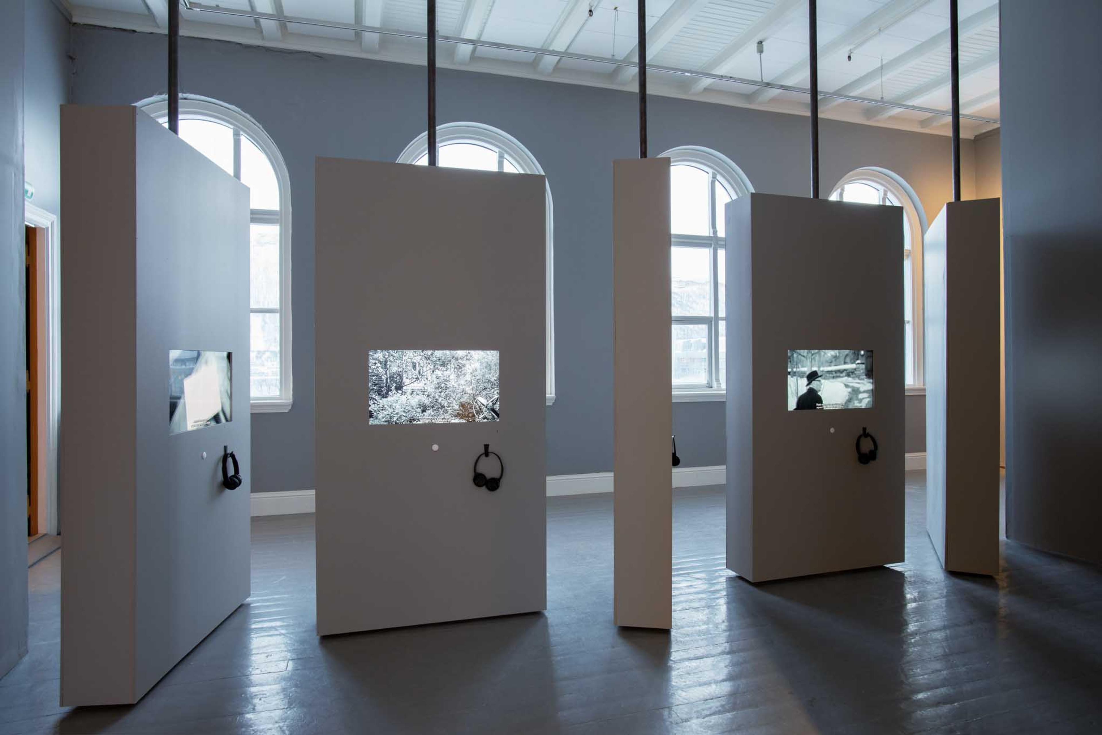 5 vertical panels are rotated at different angles, with TV screens installed in each.