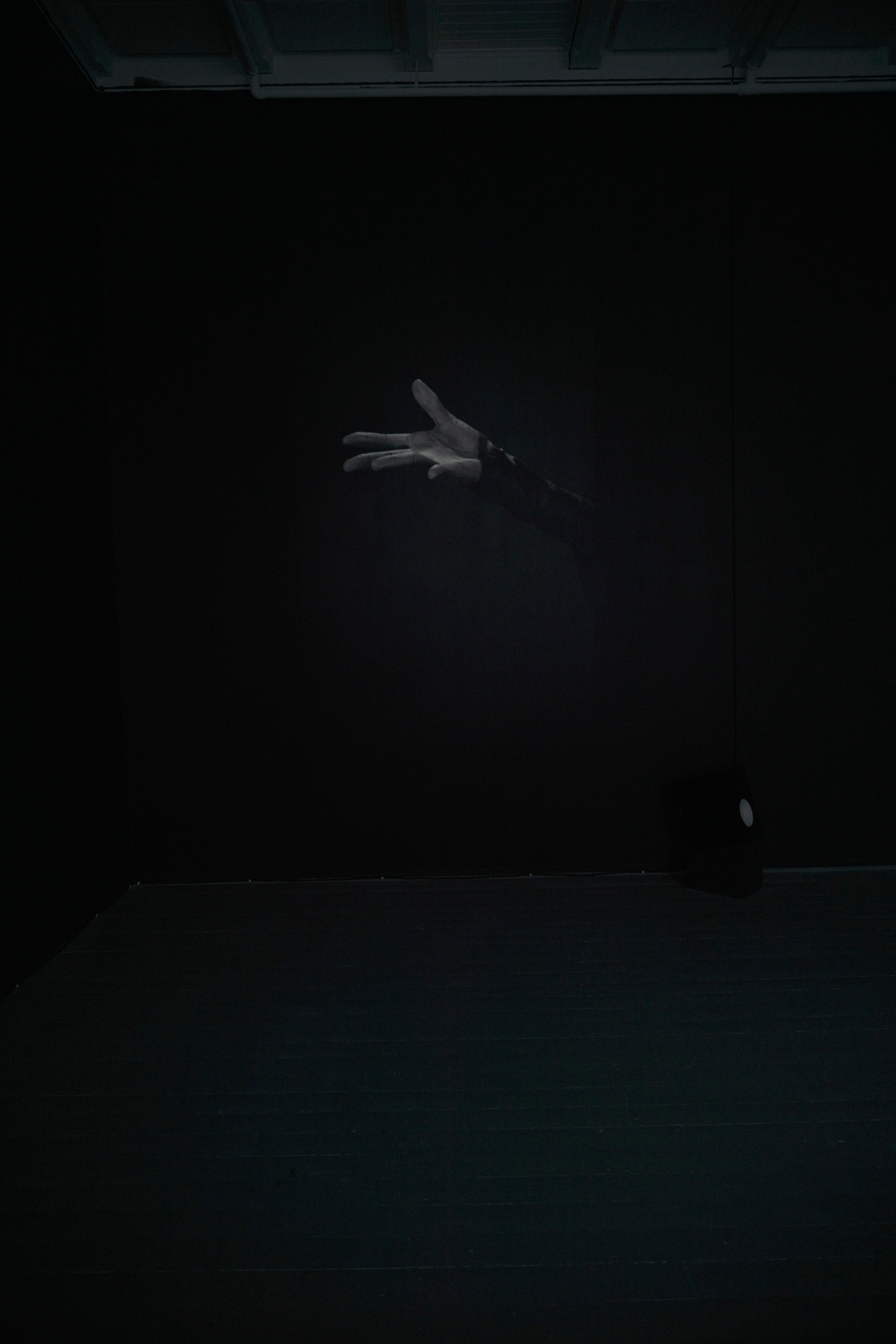 En hånd strekker seg ut i mørket