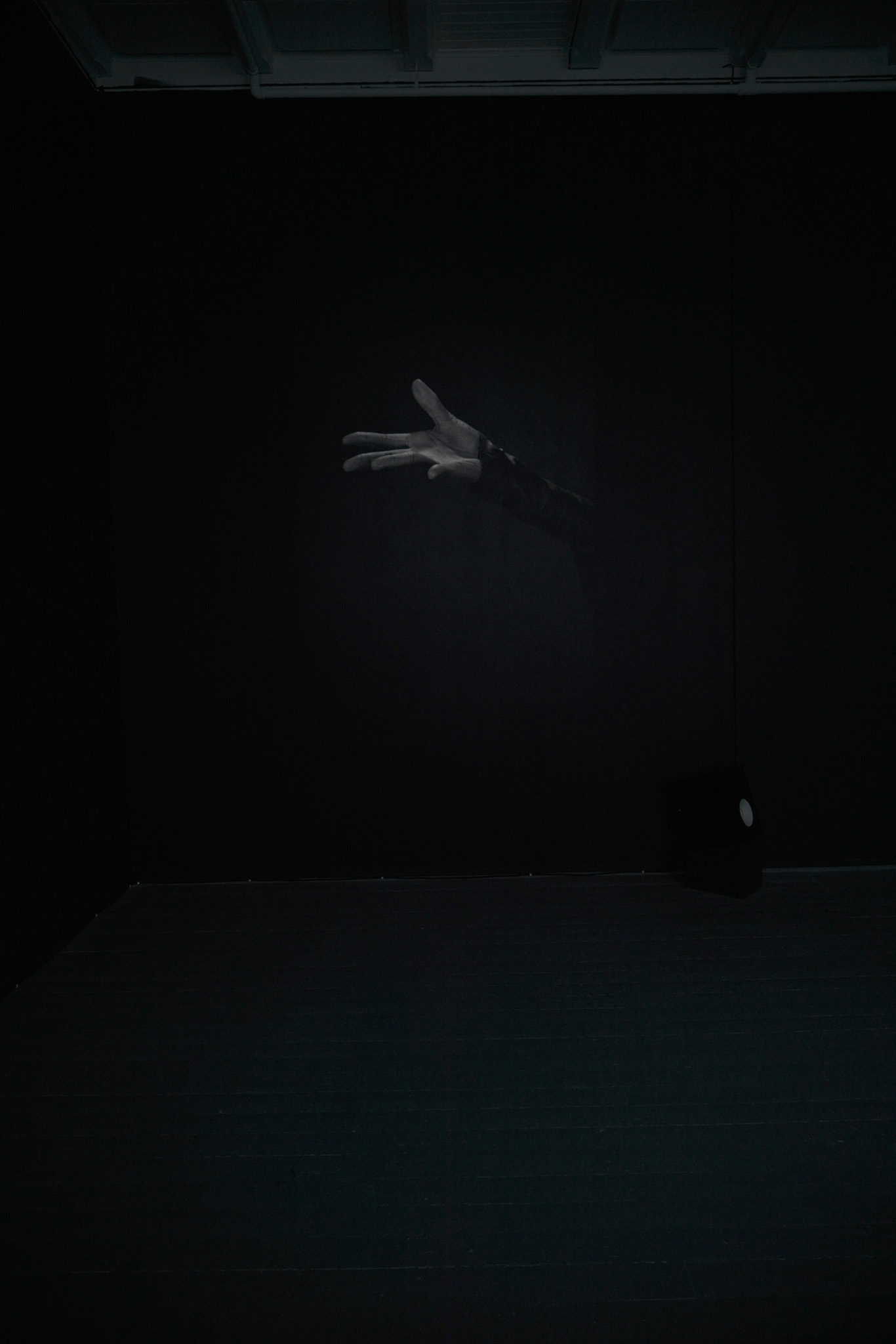 En hånd strekker seg ut i mørket